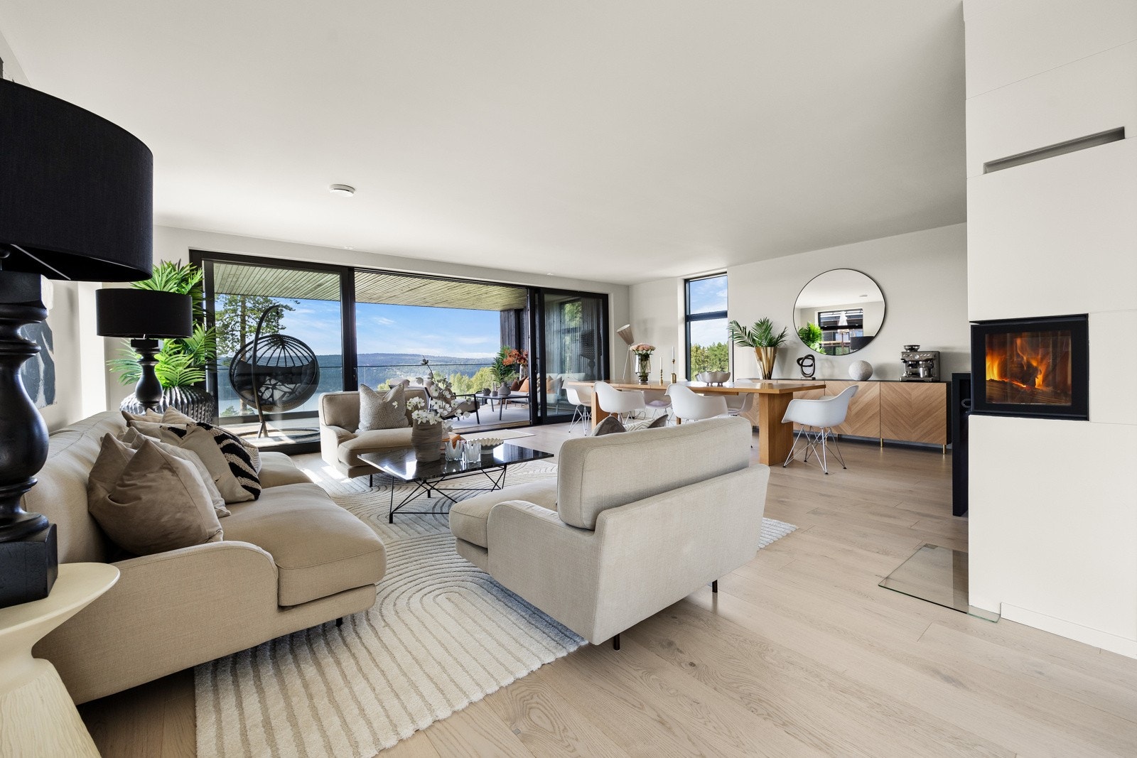 Stuen har store vindusflater på flere sider, noe som gir et fantastisk gjennomlys. Galleribilde