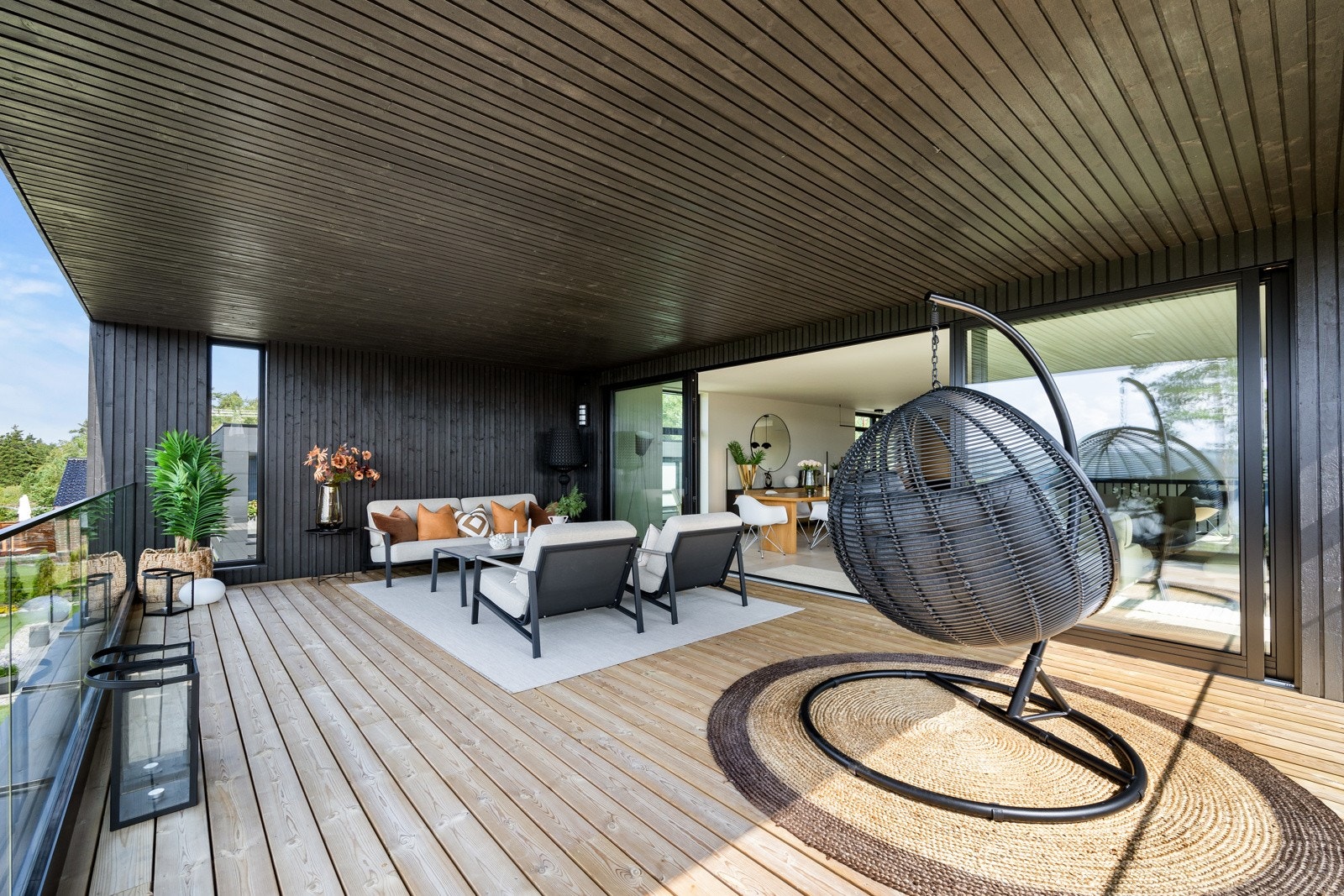 Fra stuen i boligens andre etasje er det utgang til en stor, overbygd terrasse på ca. 31 kvm Galleribilde