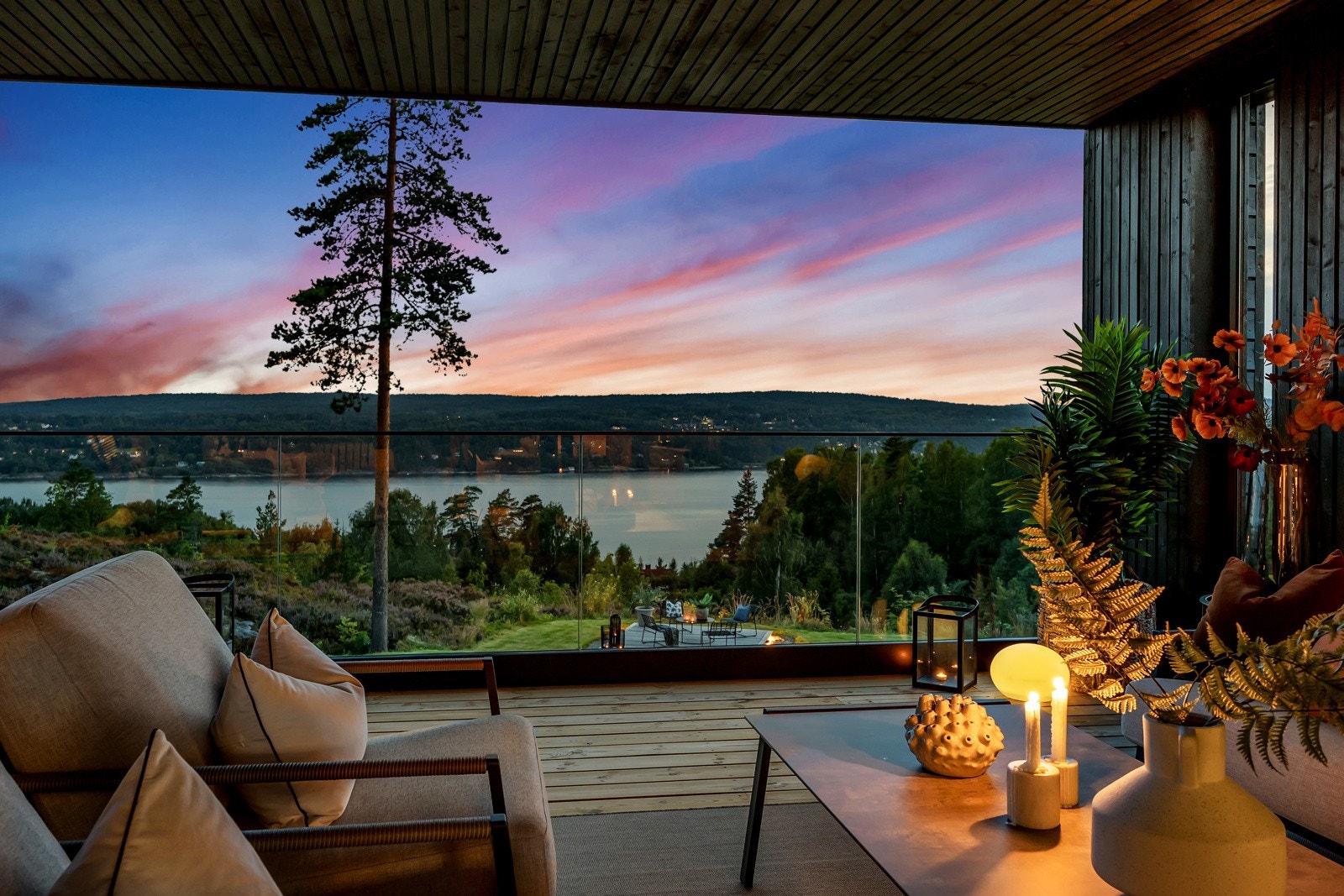 Boligen overbygd terrasse på ca. 31 kvm, og her kan du også nyte den flotte utsikten utover Bunnefjorden. Galleribilde