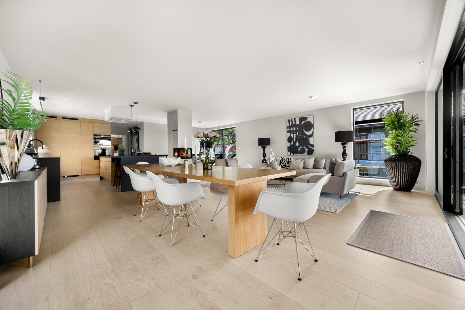 Det er enstavs eikeparkett på gulvet og veggene er lysmalte. Galleribilde