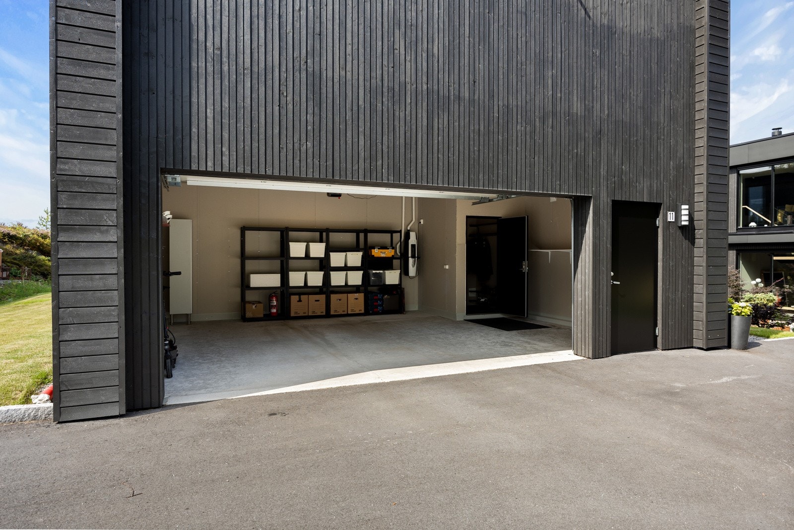 Boligen har en integrert dobbelgarasje med sluse inn til en innbydende entré/hall. Galleribilde