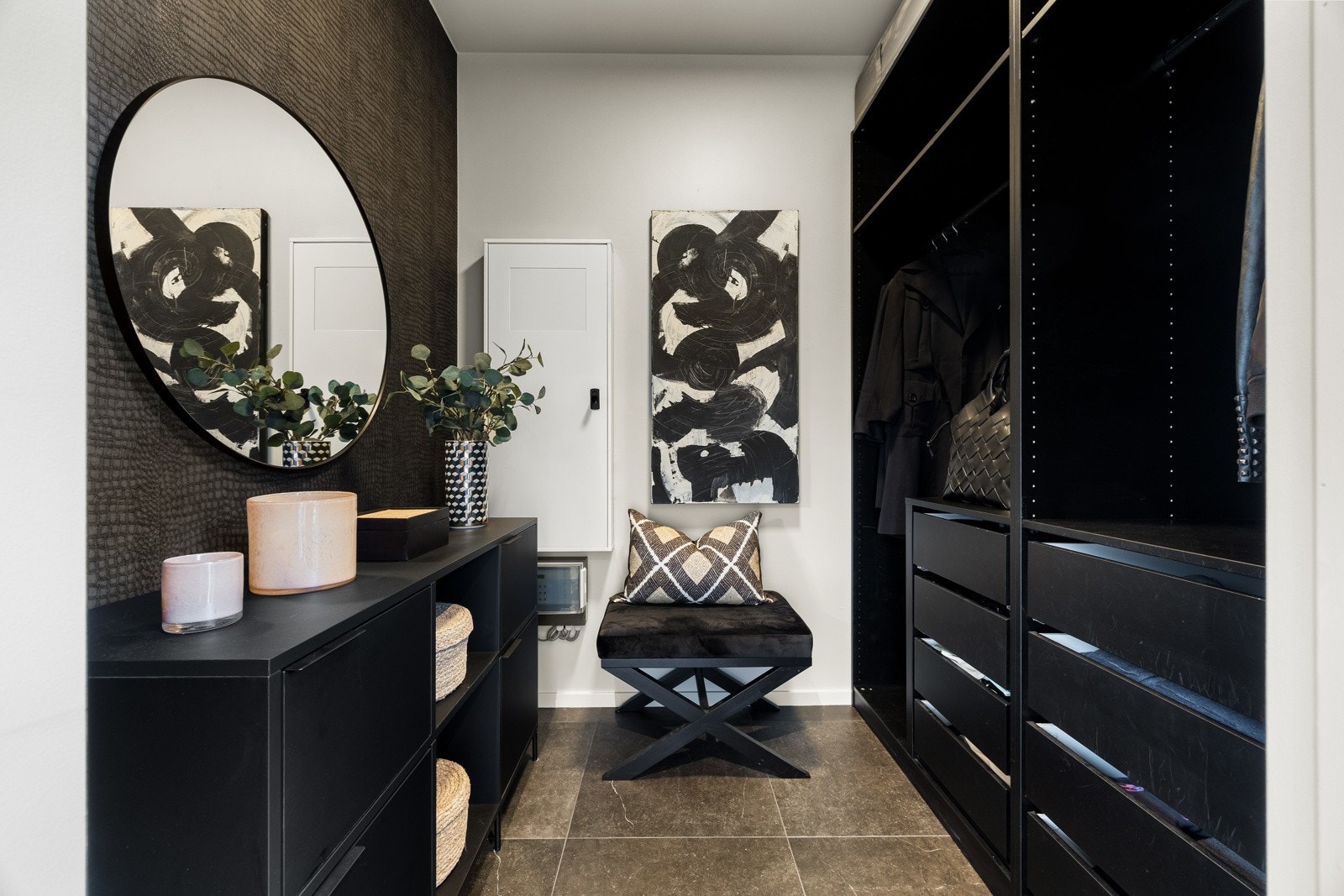 Fra entreen er det åpning inn mot et flott garderoberom med skap, hyller, skuffer og oppheng. Galleribilde