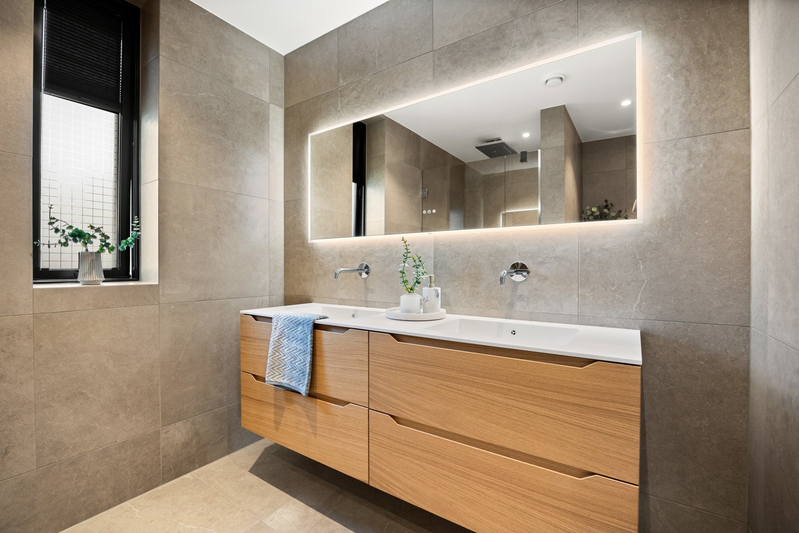 Innredningen har samme stil på badene og består av en heldekkende servant (dobbel på masterbadet) med underskuffer. Galleribilde