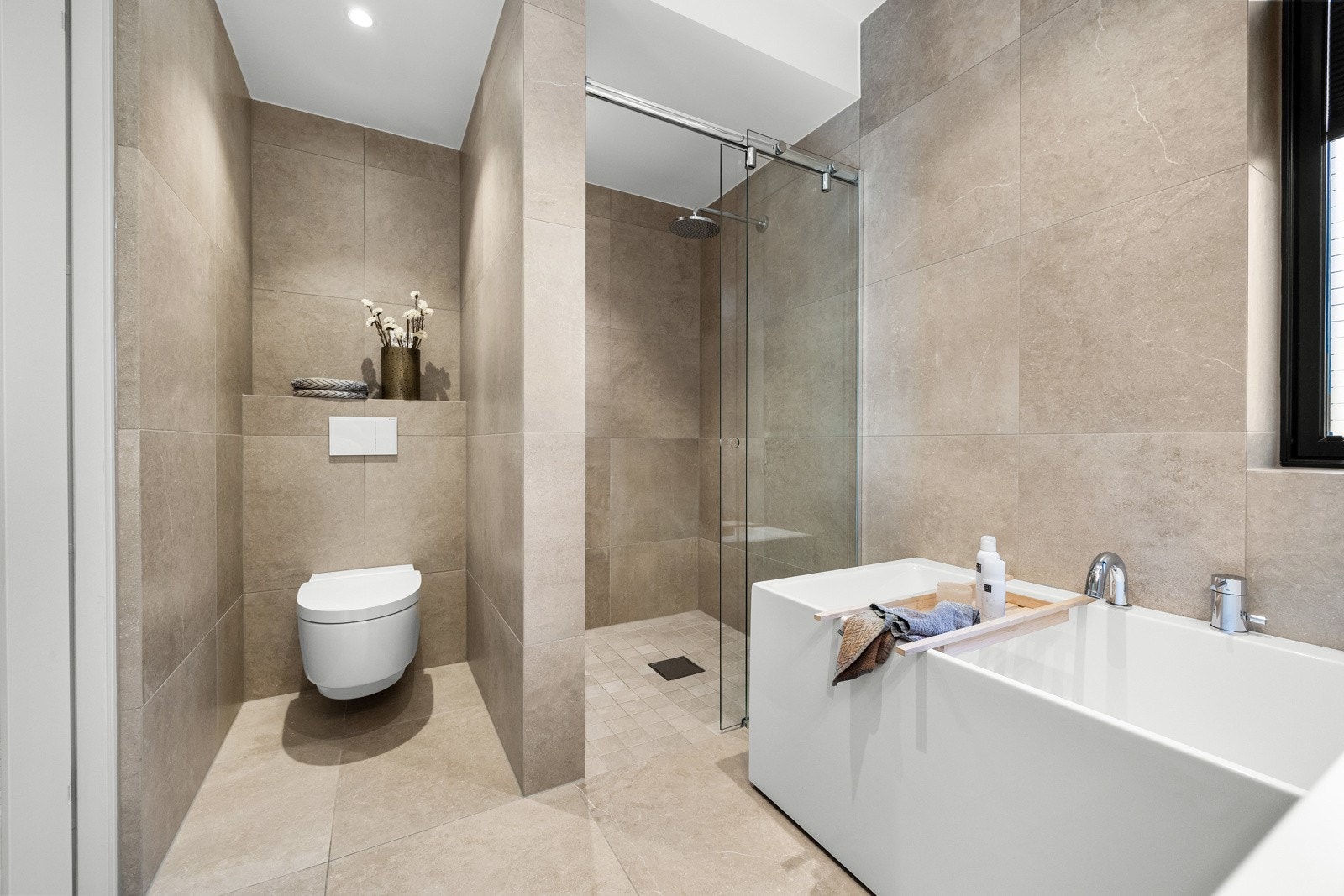 Badekaret er et frittstående badekar med moderne stil - Toalettene har spyle/tørkefunksjon og automatisk sete. Galleribilde