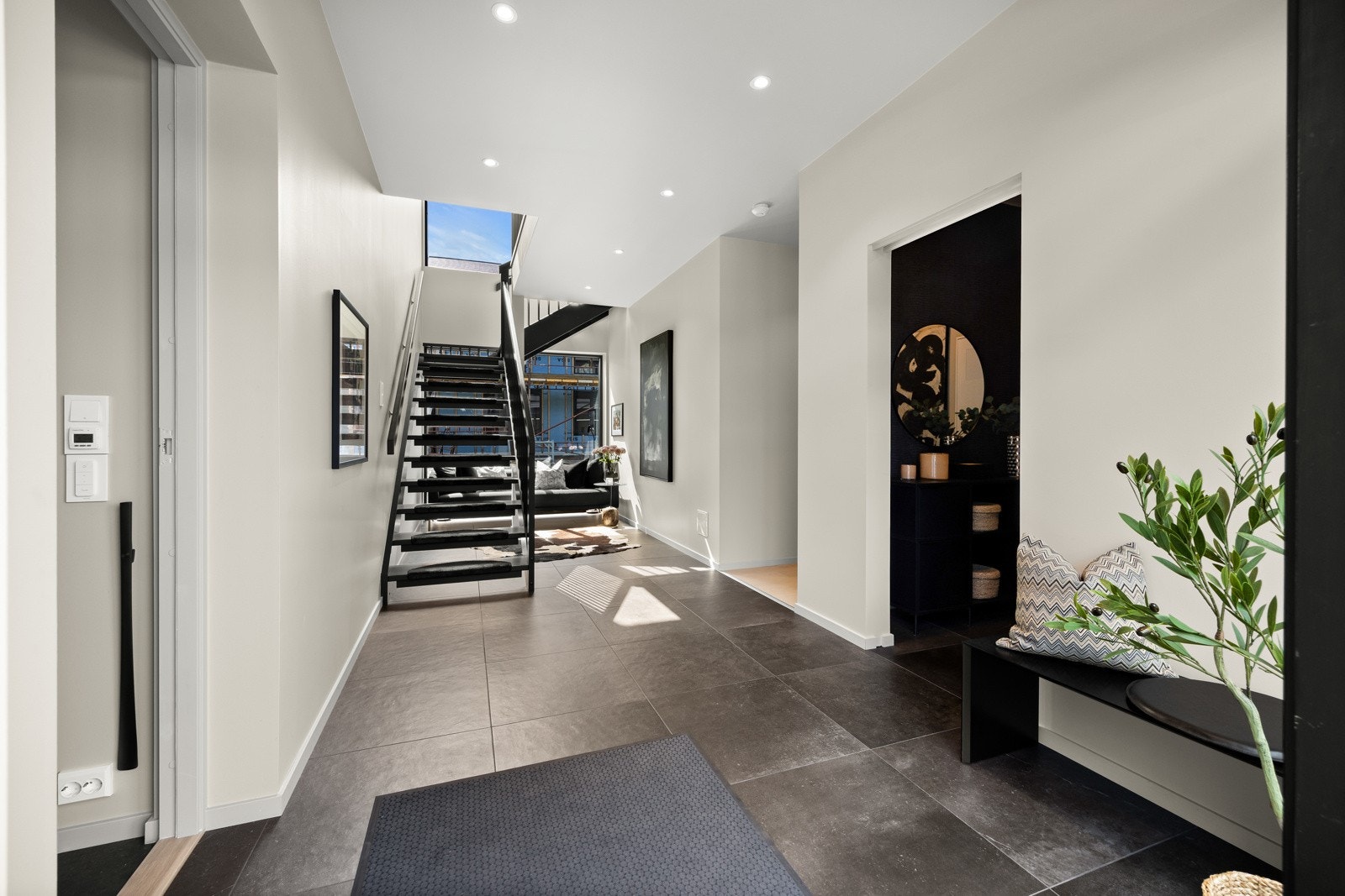 Boligen har en romslig og innbydende entré/hall i første etasje, og det er inngang både utenfra og via sluse fra garasjen. Galleribilde