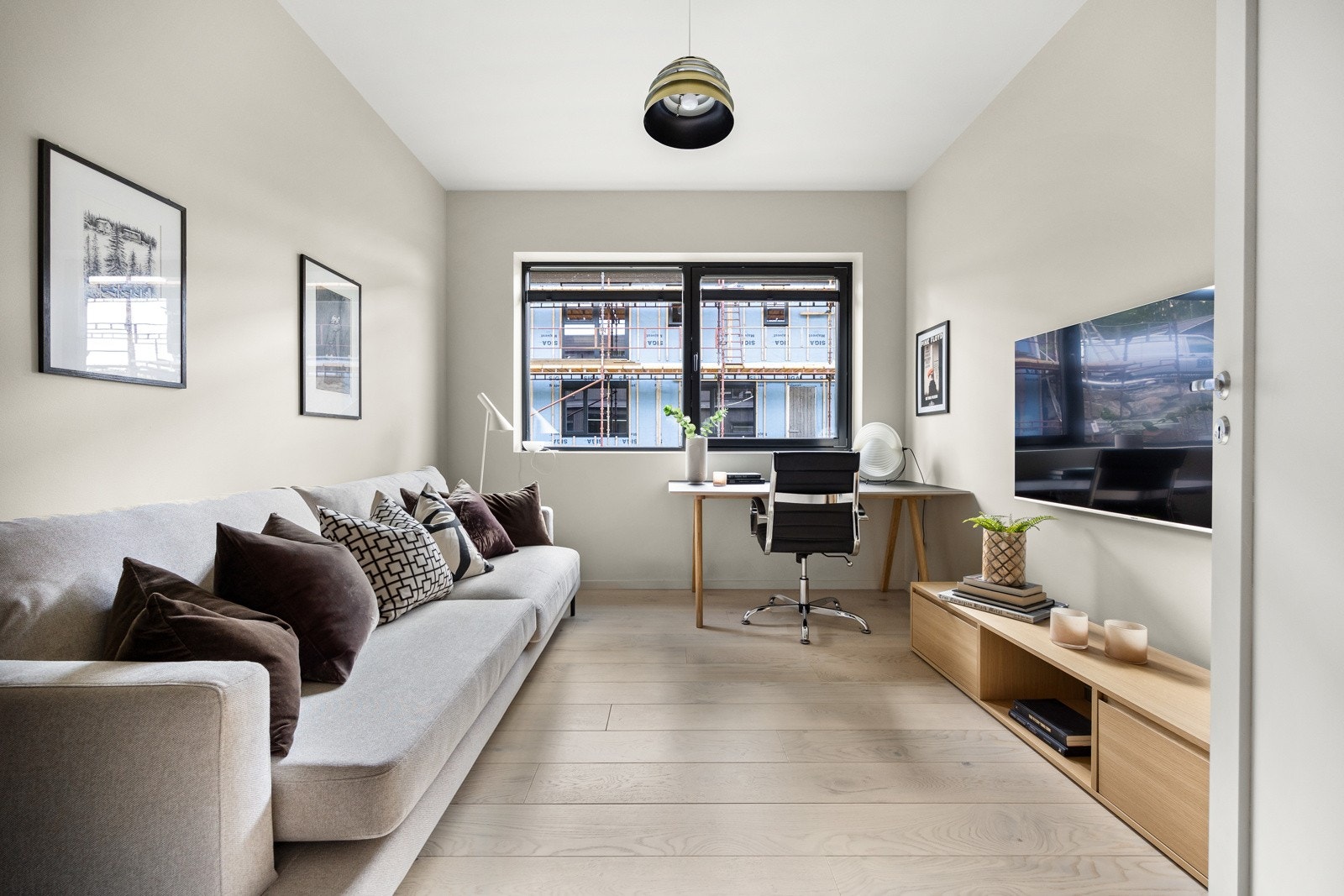 Soverom 2 i første etasje. Her er det god plass til møblement. Galleribilde