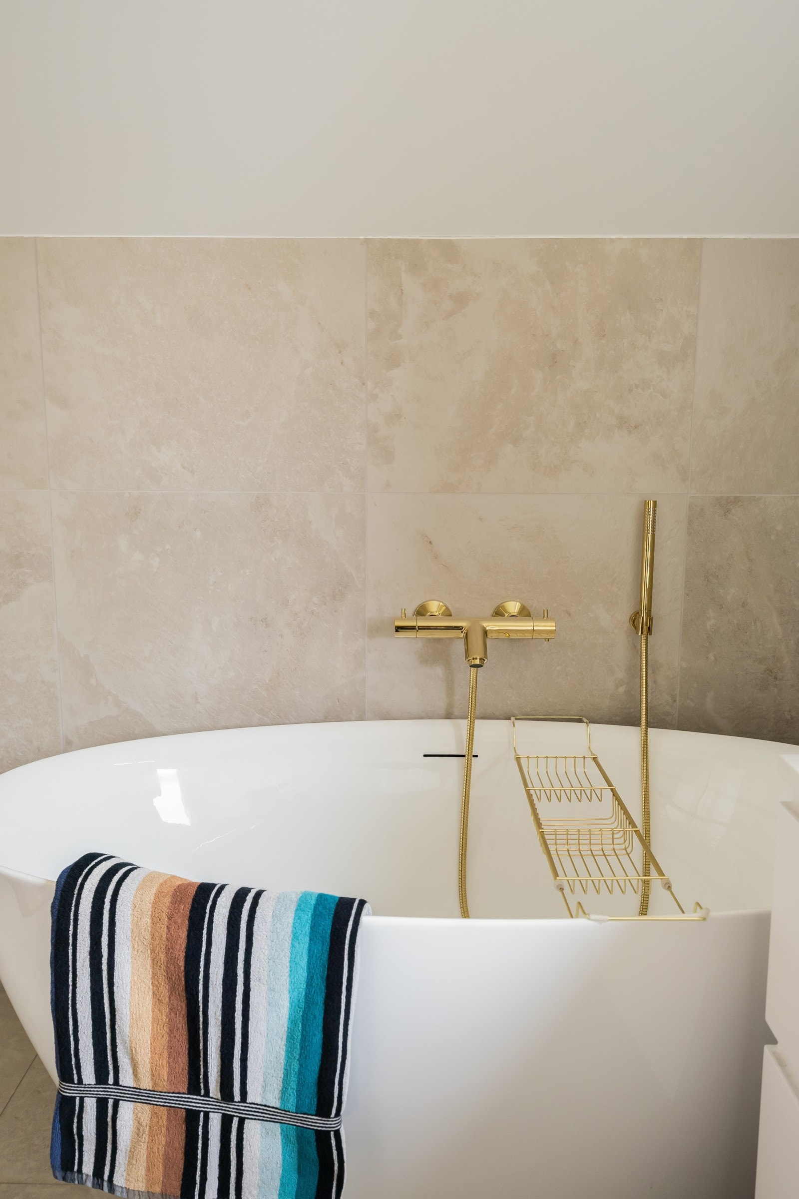 Badet er utstyrt med med badekar, dusj, lekkert blandebatteri og dusjgarnityr, renslig spyletoalett, to servanter og innredning. Galleribilde