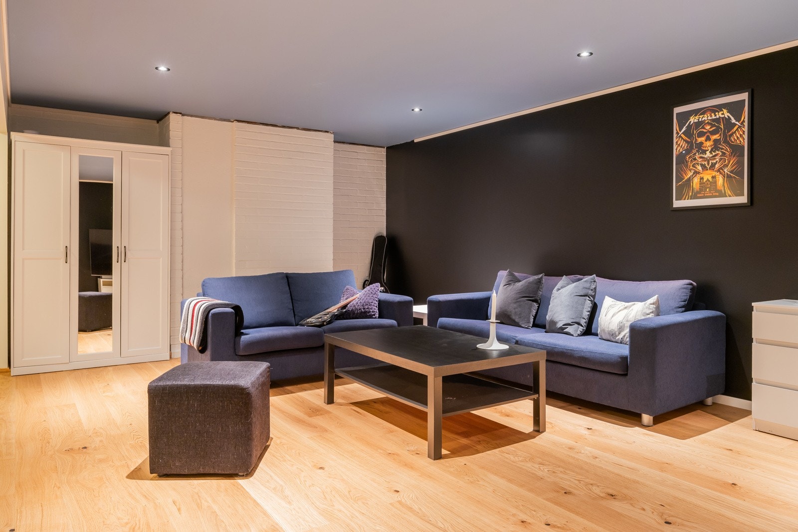 Det er lagt nytt gulv i 2022 og hele rommet er malt opp samt at det er lagt nytt tak med belysning i 2024. Galleribilde