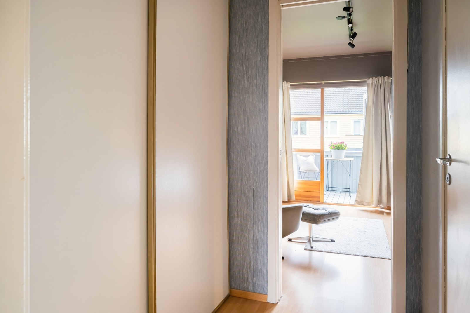 Rett utenfor soverommet er det stor skyvedørsgarderobe. Galleribilde