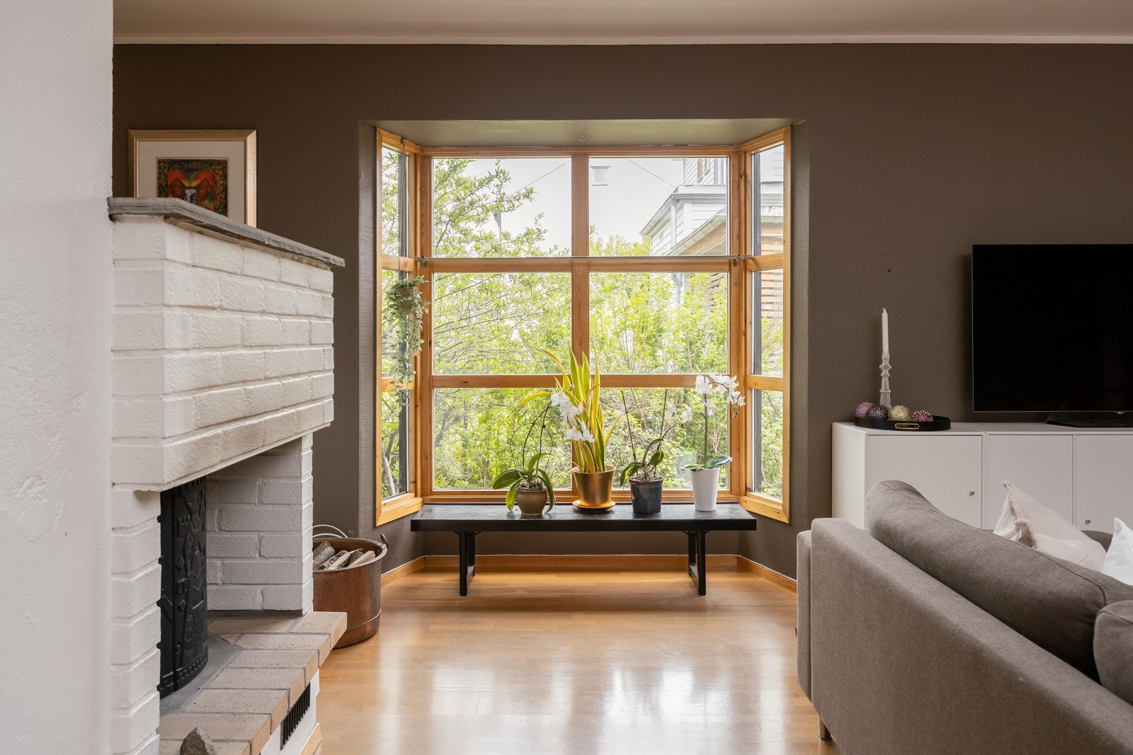 Stuen har en god planløsning som gjør det enkelt å innrede i flere soner. Galleribilde