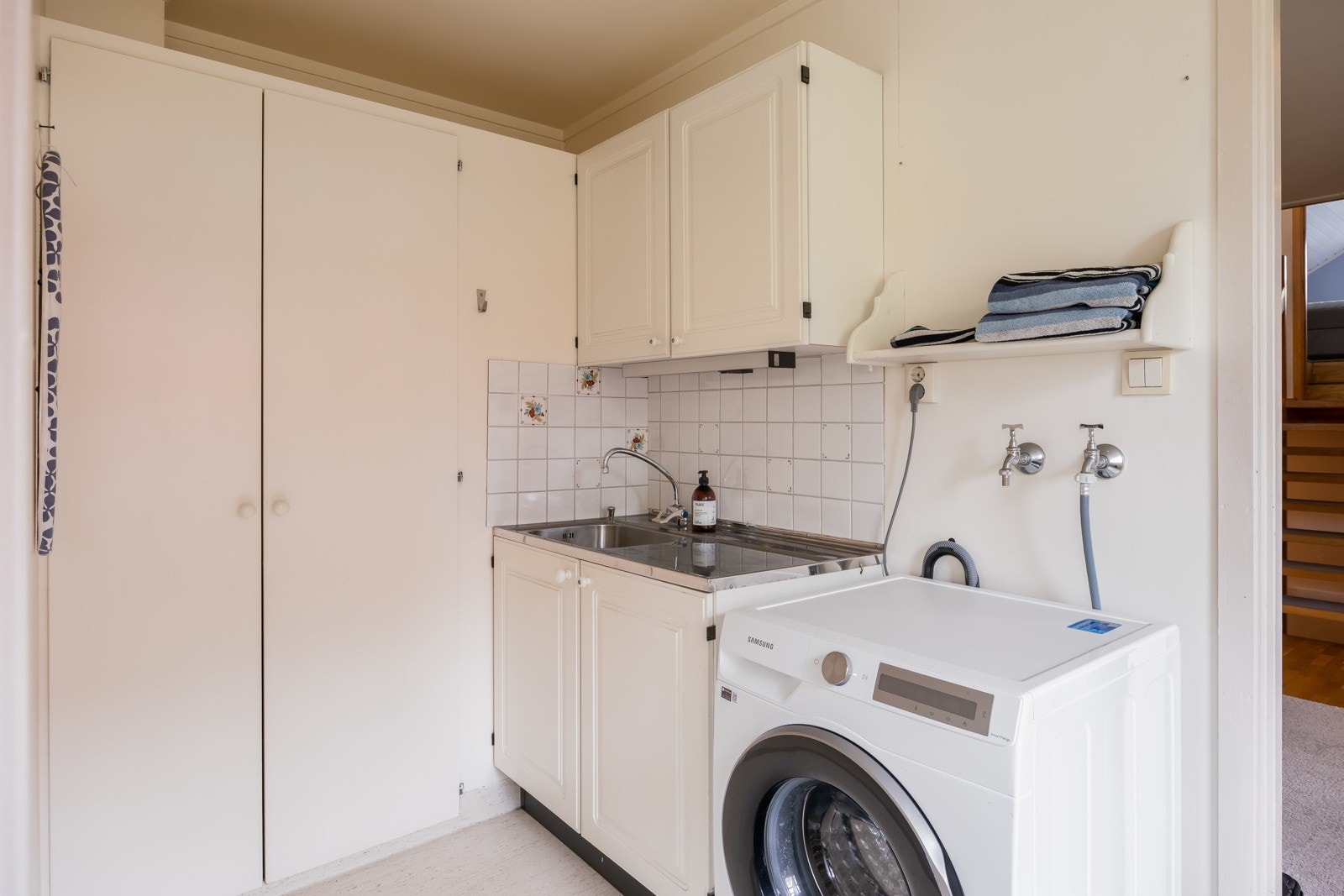 Vegg-i-vegg med ligger praktisk vaskerom, også med inngang fra entreen. Galleribilde