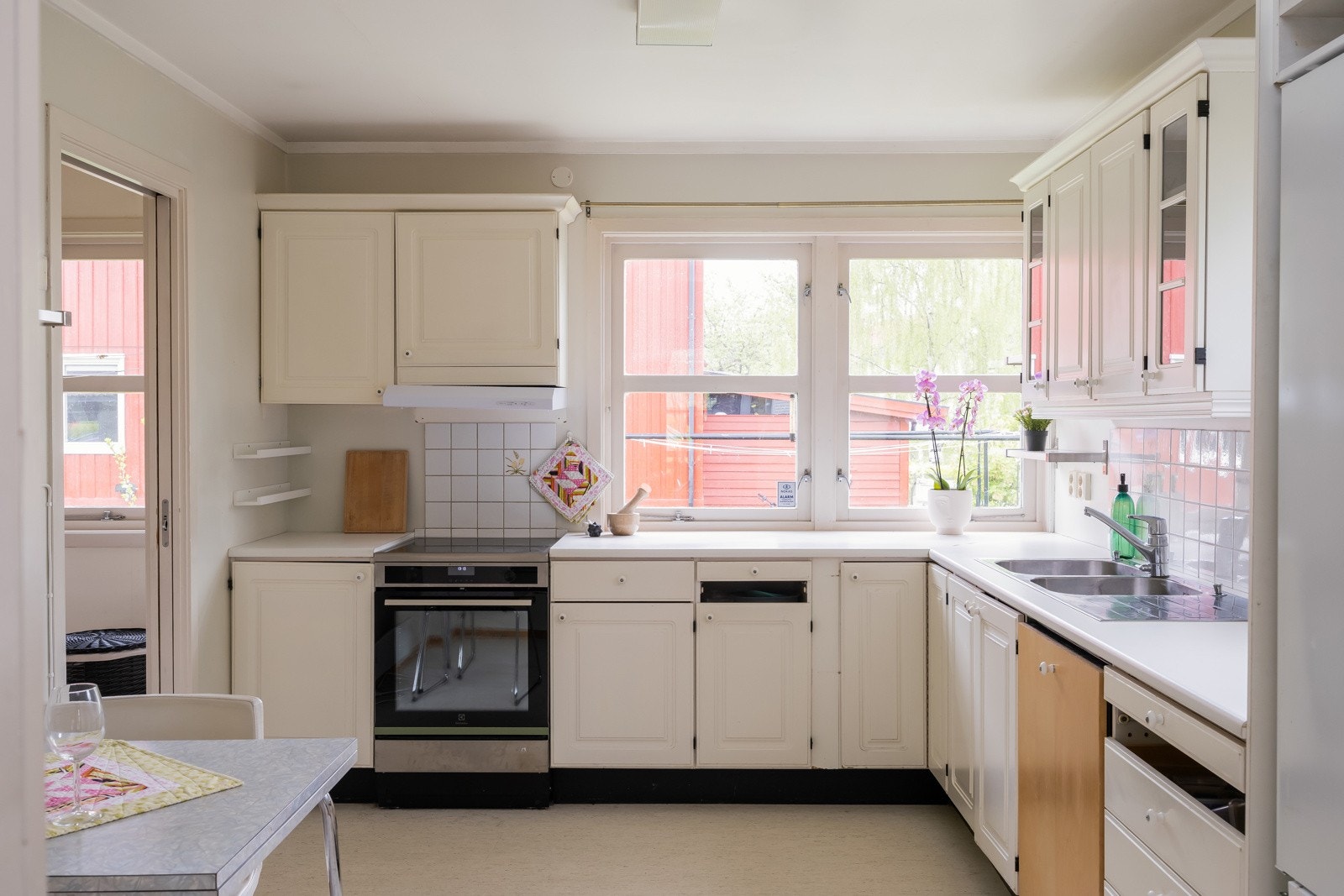 Hjørneformet kjøkken, her er det rikelig med skap- og benkeplass for oppbevaring. Mulighet for å endre til åpen planløsning om ønskelig. Galleribilde