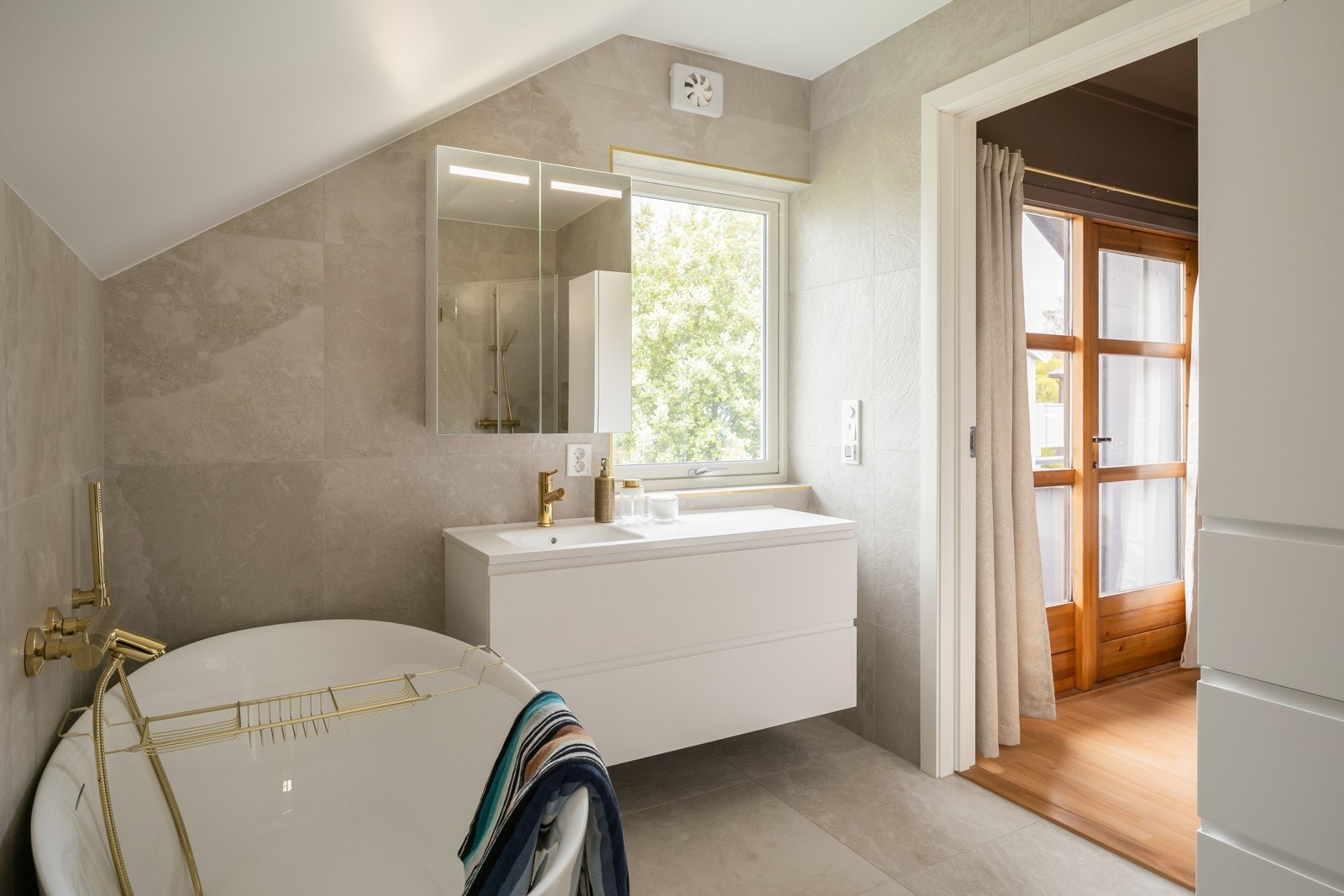 Plass til både dusjhjørne og badekar. Galleribilde