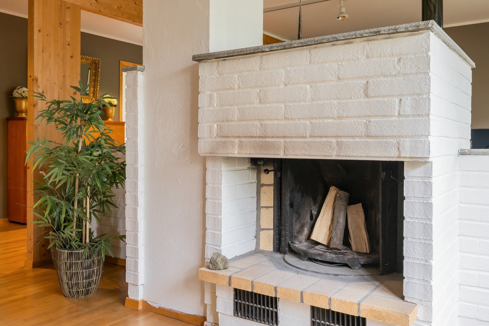 En åpen peis gir god varme med kjørlige dager, og fungerer som en praktsik og estetisk romavdeler. Galleribilde