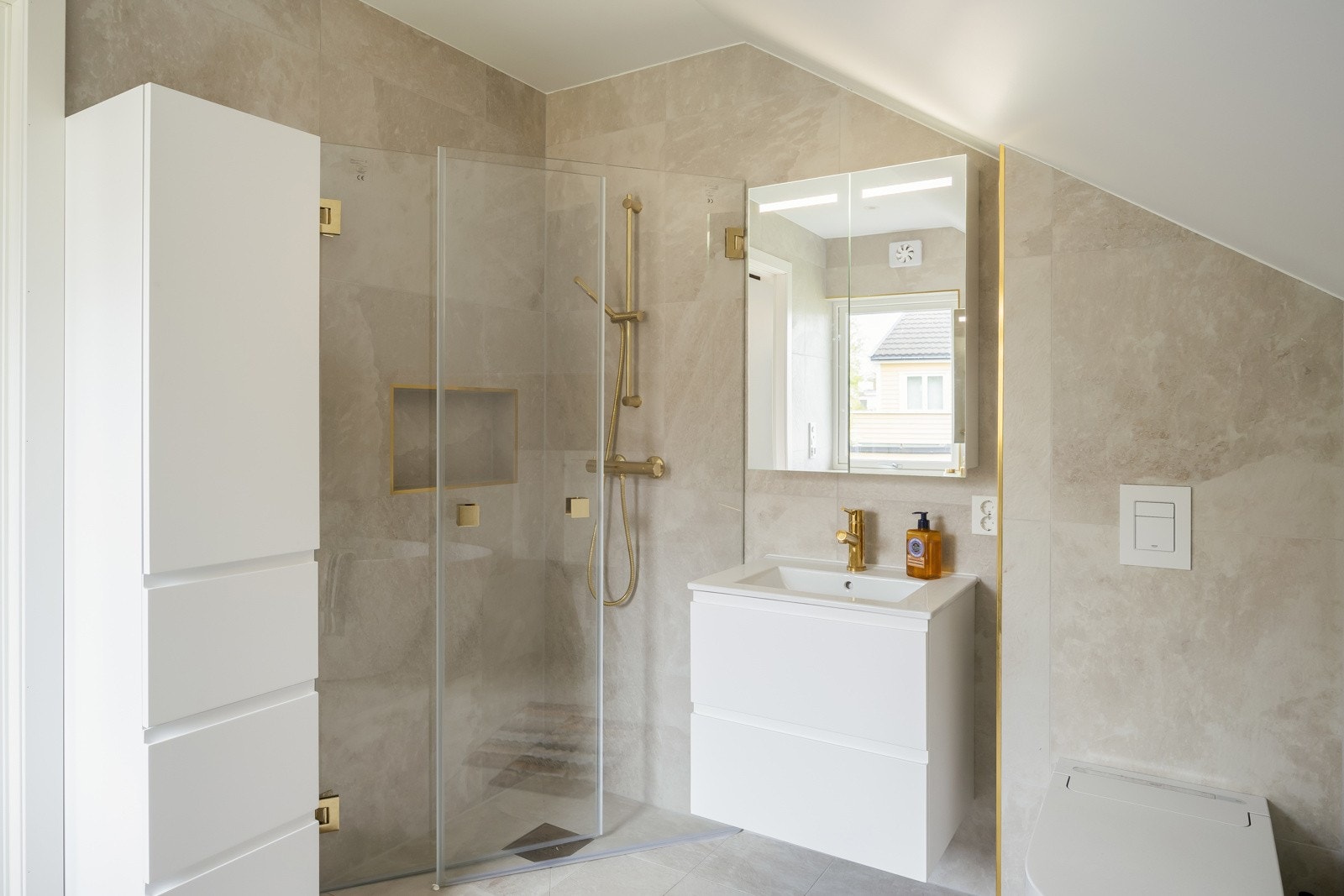 Boligen har totalt fire bad, hvor to ligger i 2. etasje. Et av disse er i tilknytning til hovedsoverommet. Innfelt hylle i dusjsone på begge bad. Galleribilde