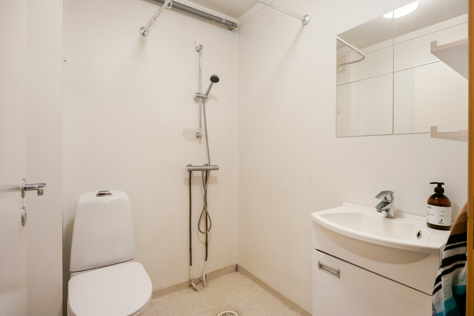 Baderom i underetasjen er utstyrt med dusj, servant og badstue. Galleribilde