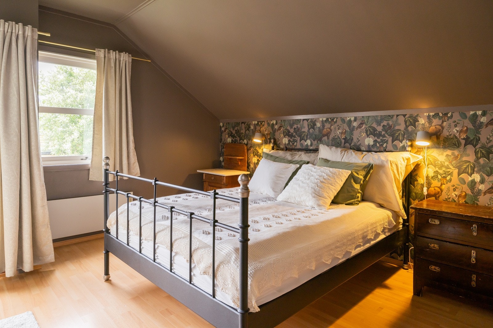 Rommet har god plass til dobbeltseng, nattbord og garderobe. I tillegg romslig bod/garderoberom. Galleribilde