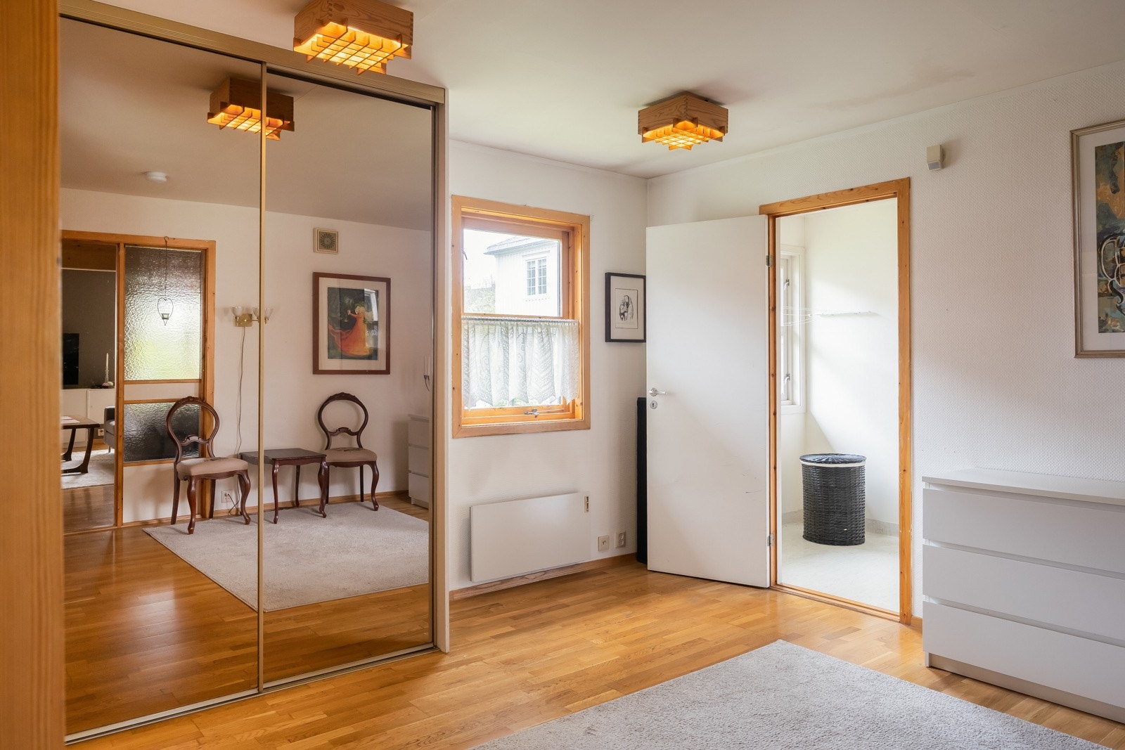 Romslig og åpen følelse når man kommer inn fra entréen. Galleribilde