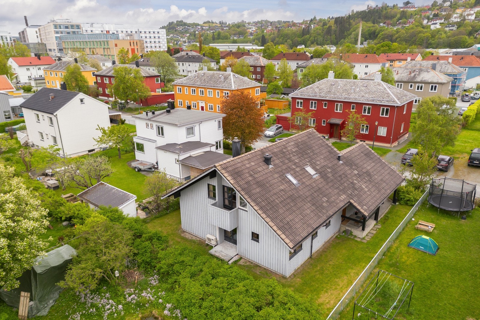 Barnevennlig område hvor det er minimalt med trafikk. St. Olavs innen få minutters gange. Galleribilde