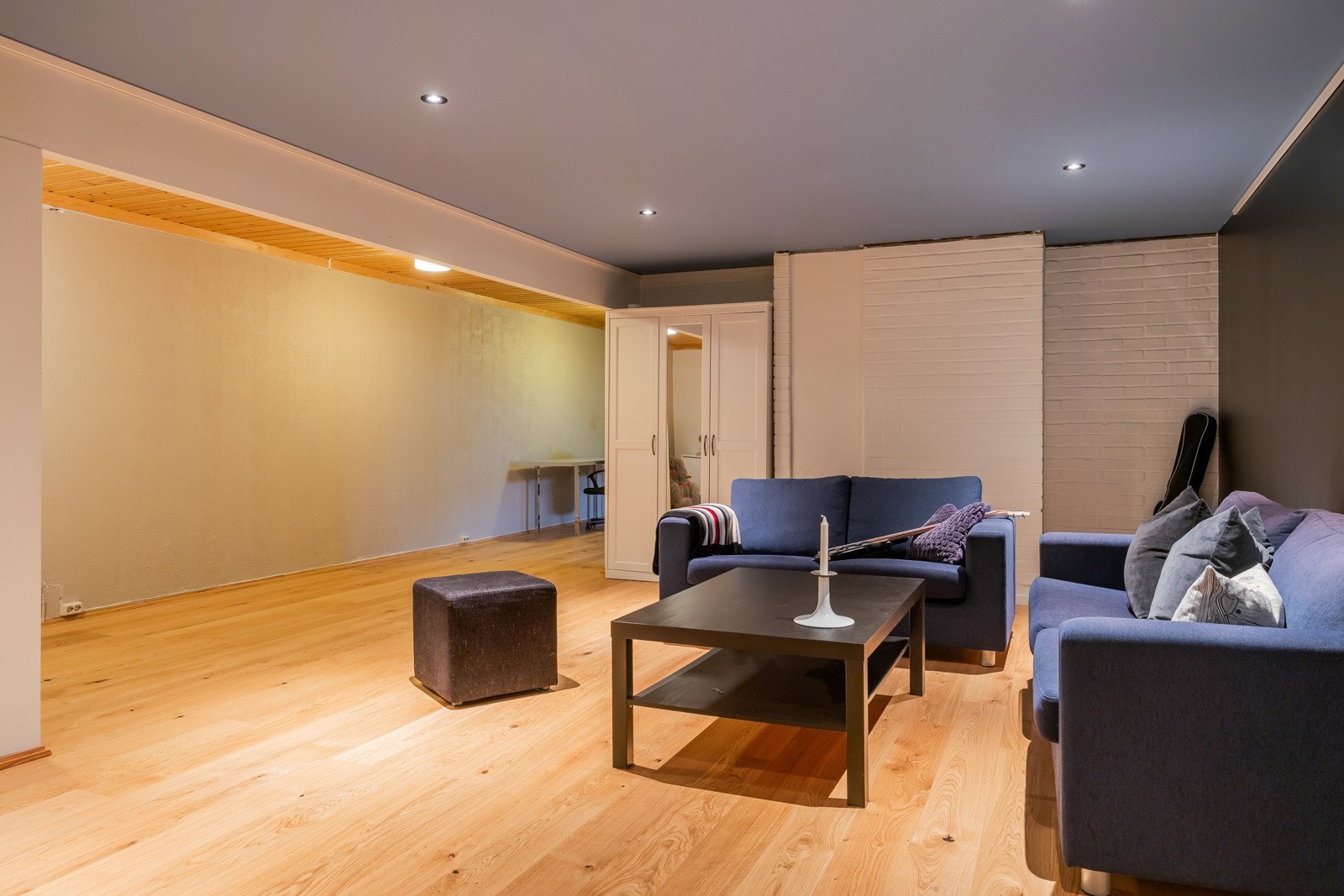 For øvrig har underetasjen en romslig og praktisk lagringsareal, med flere muligheter. Egen matbod i adskilt rom. Galleribilde