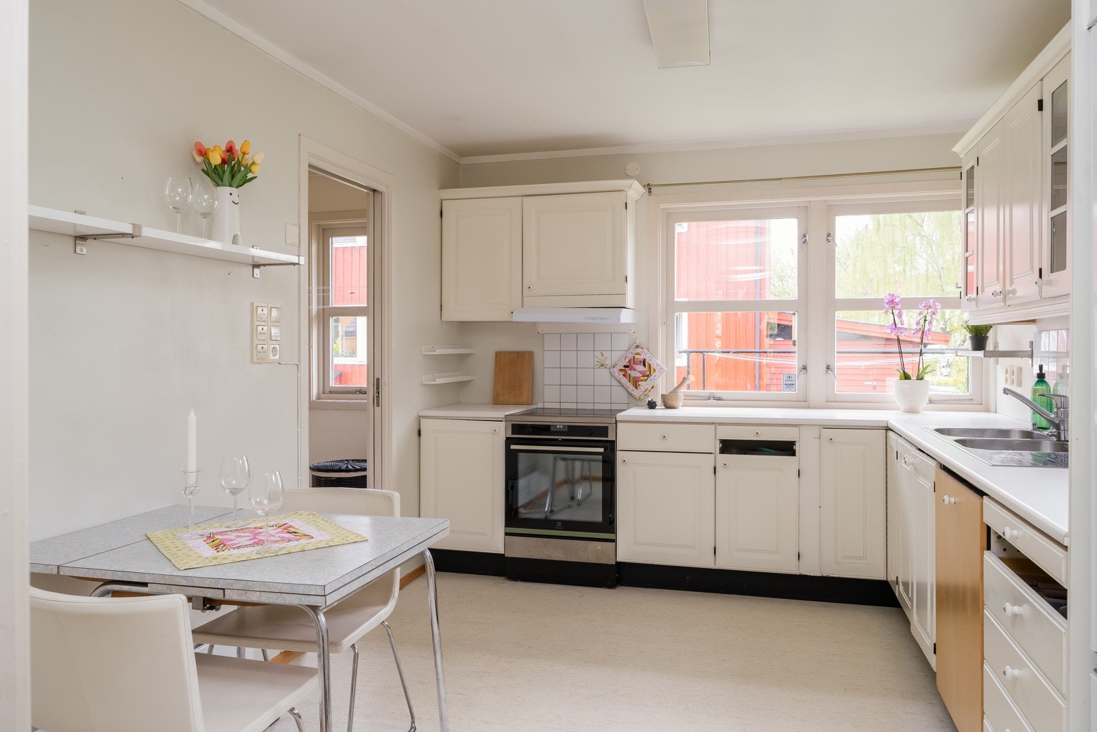 Kjøkkenet ligger i eget rom i hovedetasjen med inngang fra stue og gang. Det er god plass til frokostbord. Galleribilde