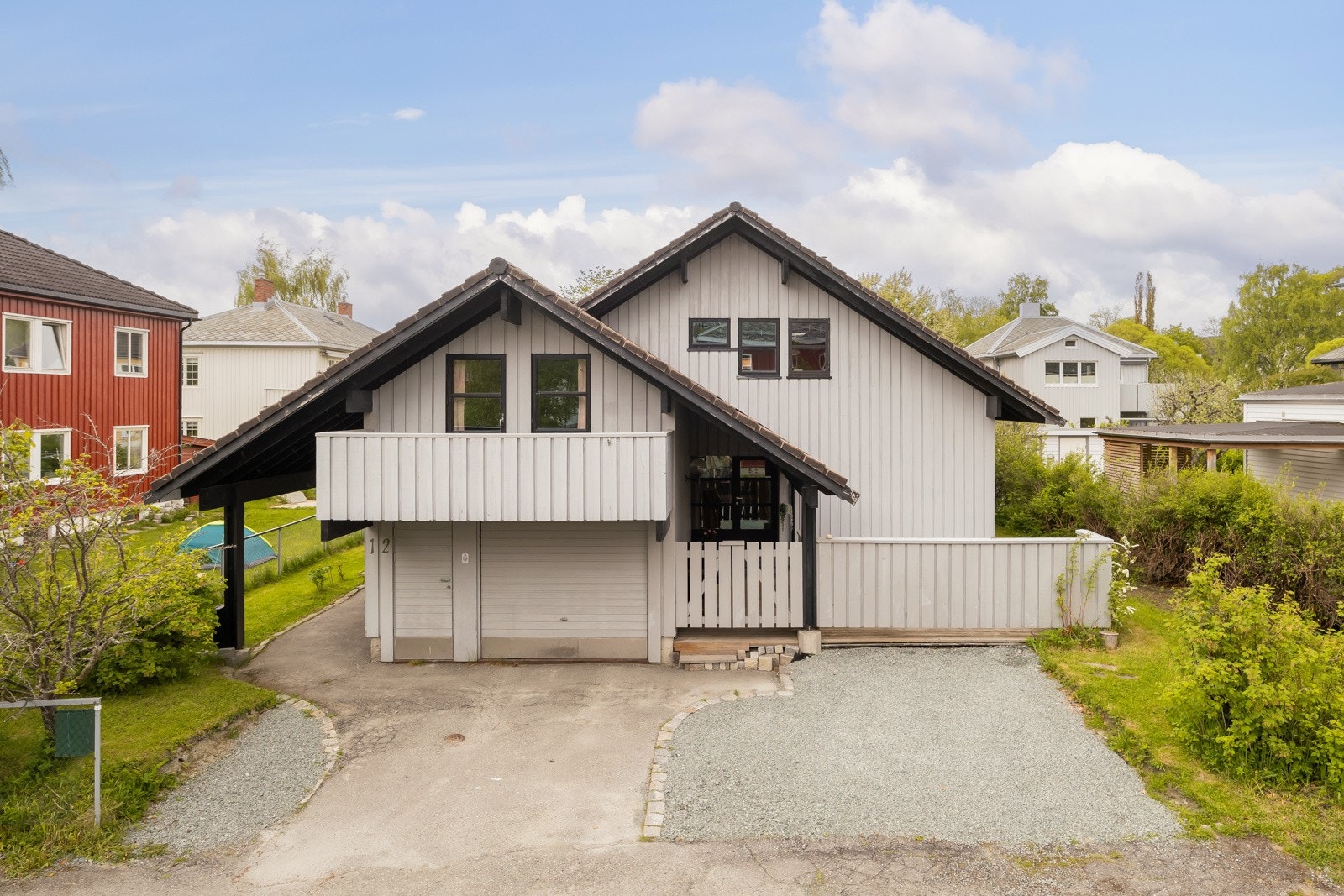 Stor garasje og plass til parkering på egen tomt. Galleribilde