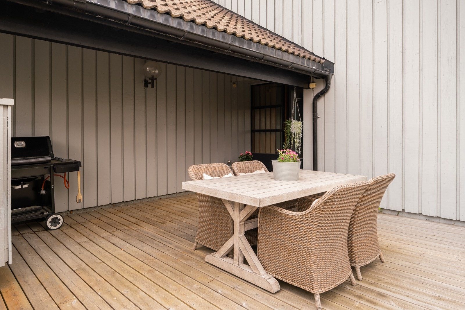 Terrasseplatting er delvis overbygd, her er det plass til større sittegruppe for sosiale sammenkomster med venner og familie. Galleribilde