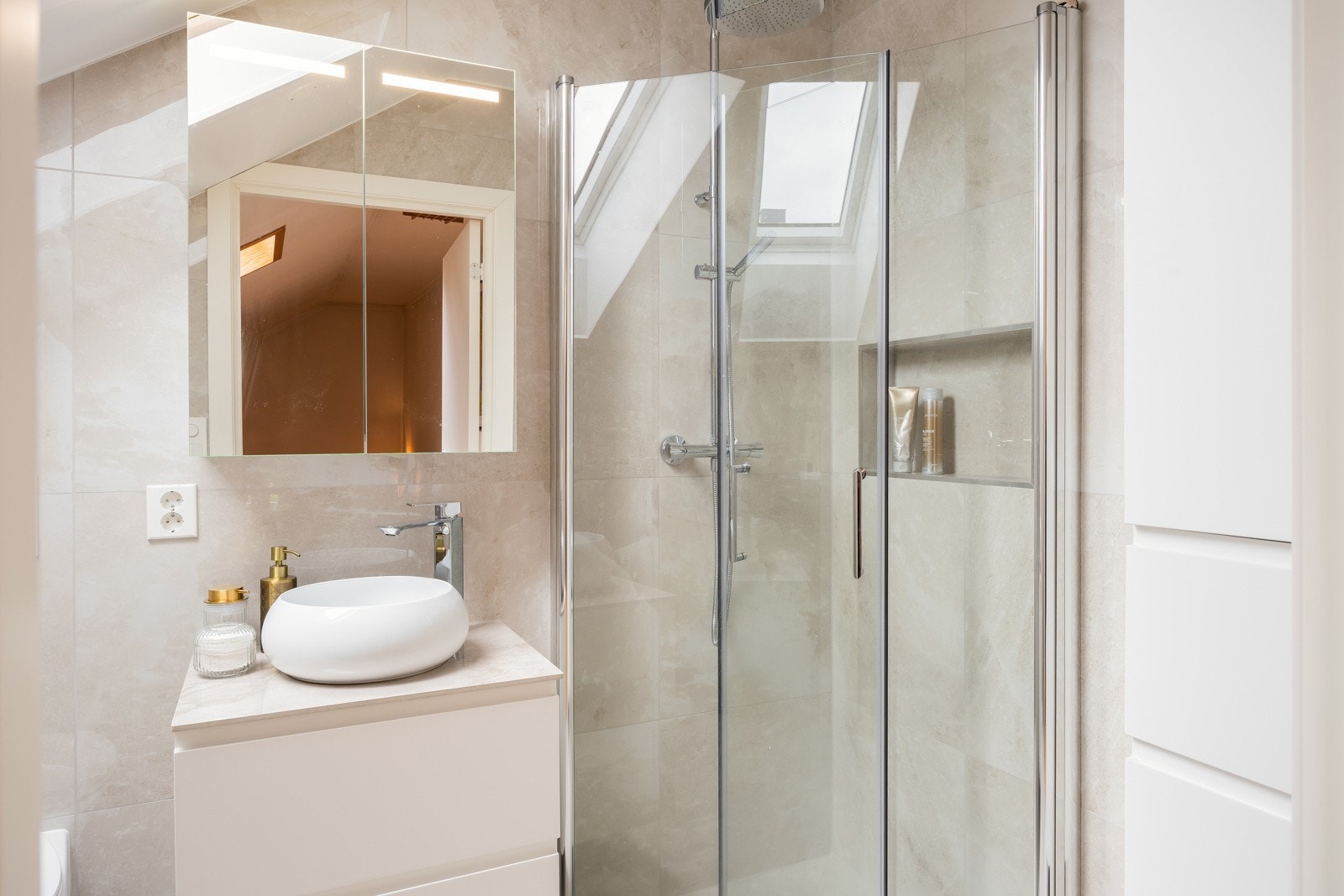 Det andre badet i 2. etasje, ble også renovert i 2024 og holder den samme smakfulle utformingen. Galleribilde