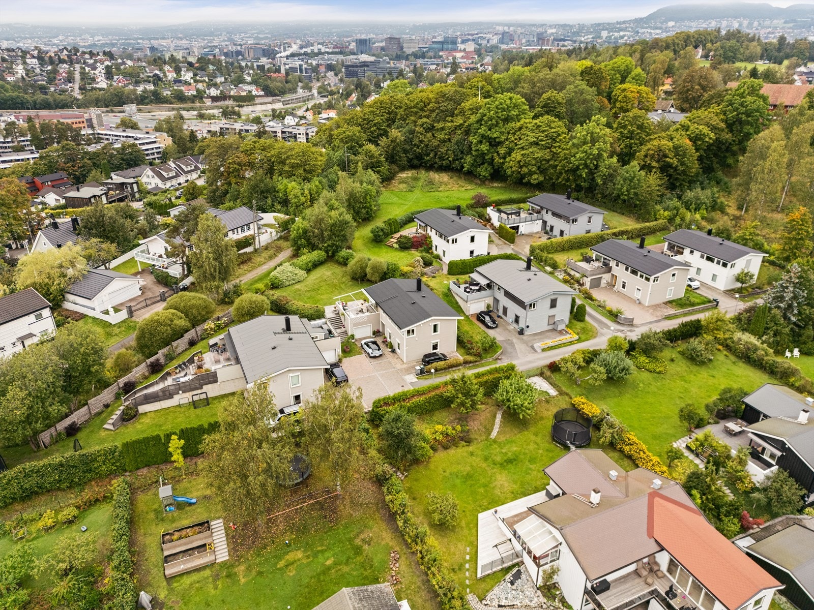Donebilde mot vest med oversikt over gaten og nærområdet. Kort vei til Bryn Senter. Oslo by i bakgrunnen. Galleribilde