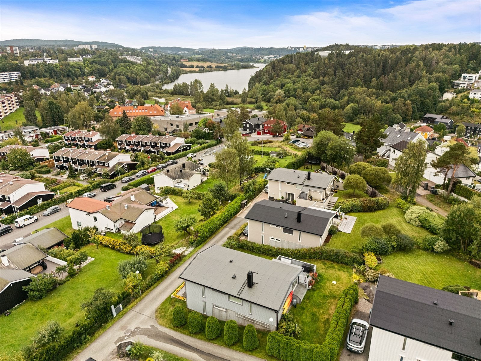 Dronebilde mot syd med Østensjø skole og Østensjøvannet i bakgrunnen. Galleribilde