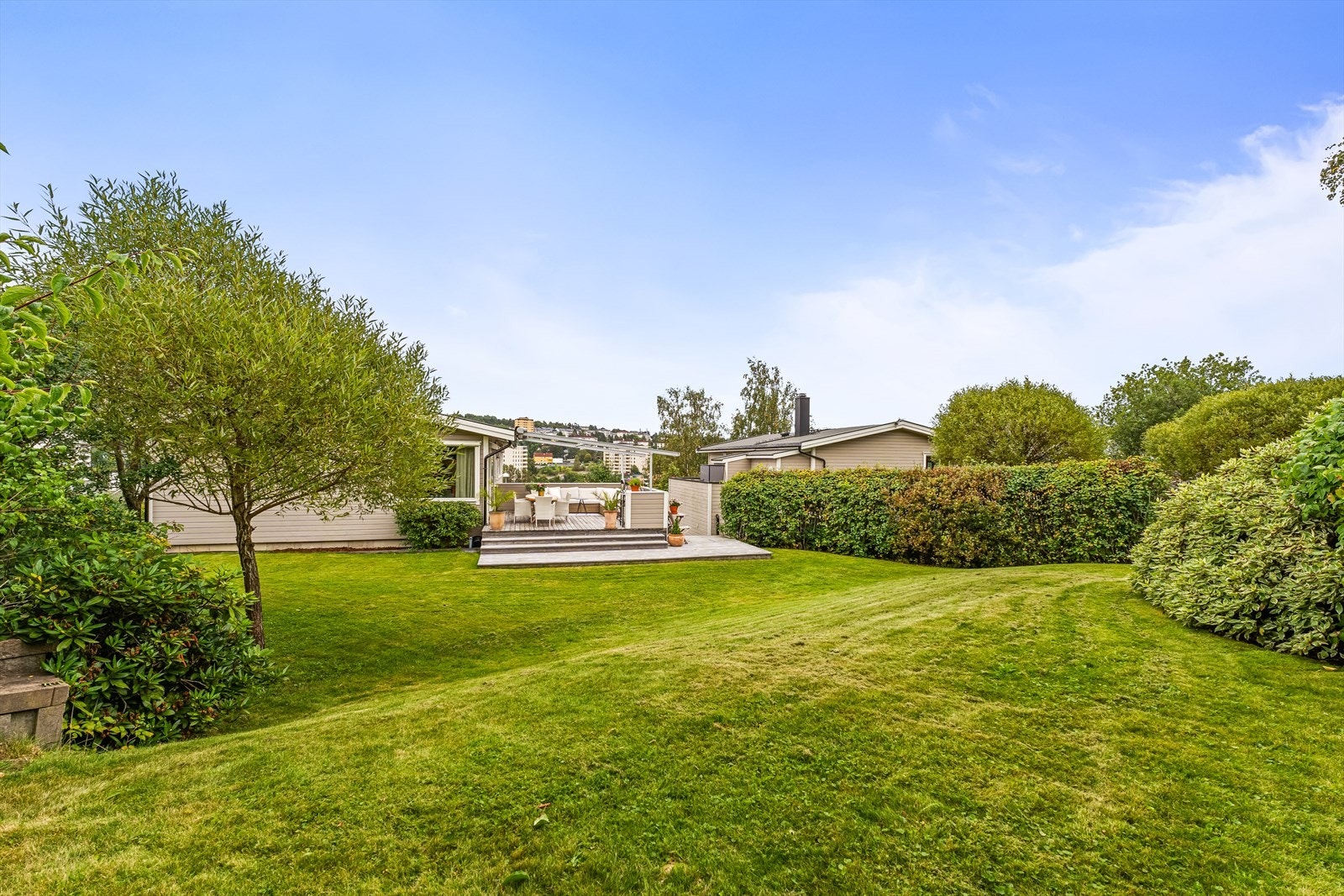 Hagen er velholdt og godt skjermet med tett og fin hekk. Galleribilde