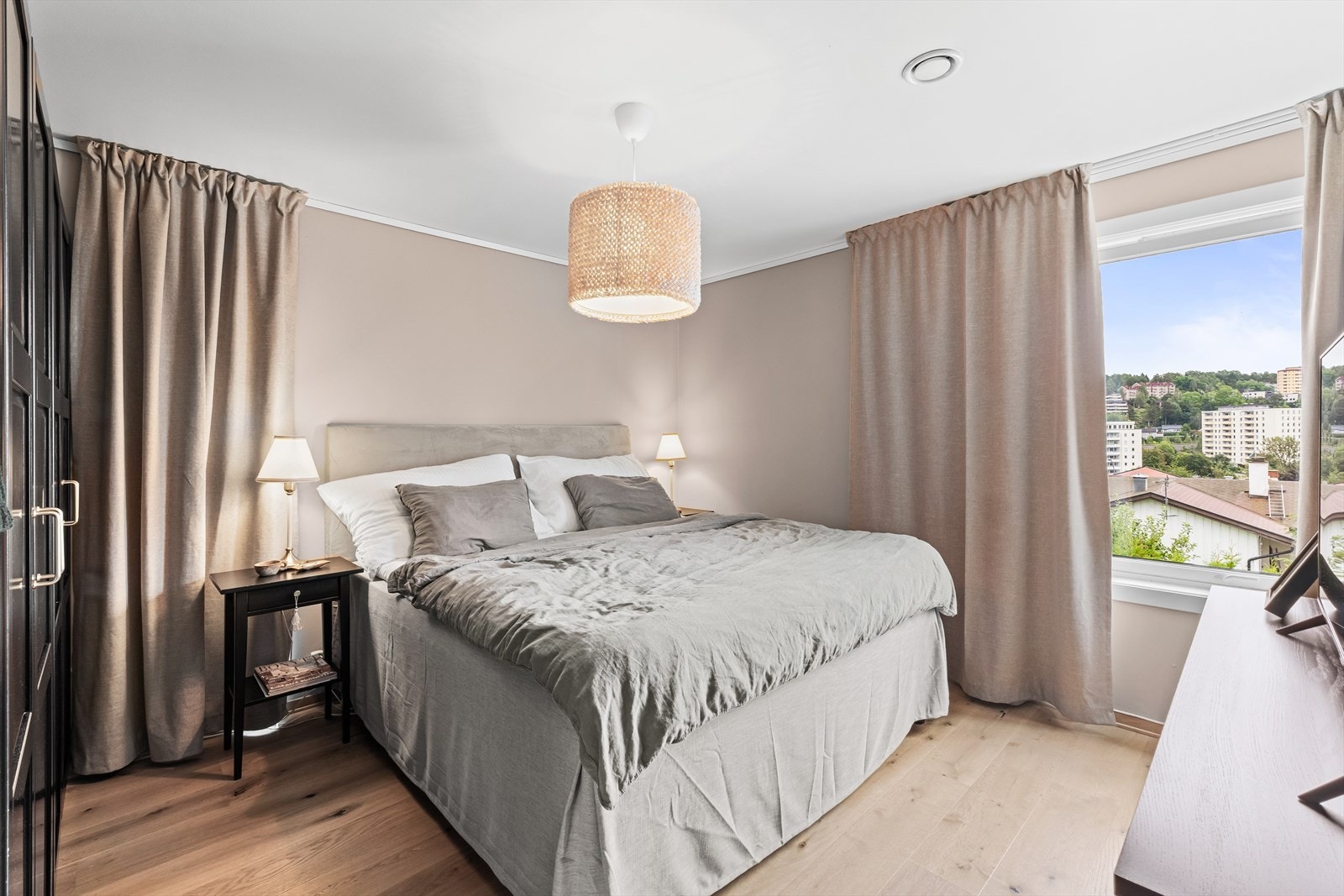 Soverom på ca. 13 m² med garderobeskap, god plass til dobbeltseng og flott utsikt. Galleribilde