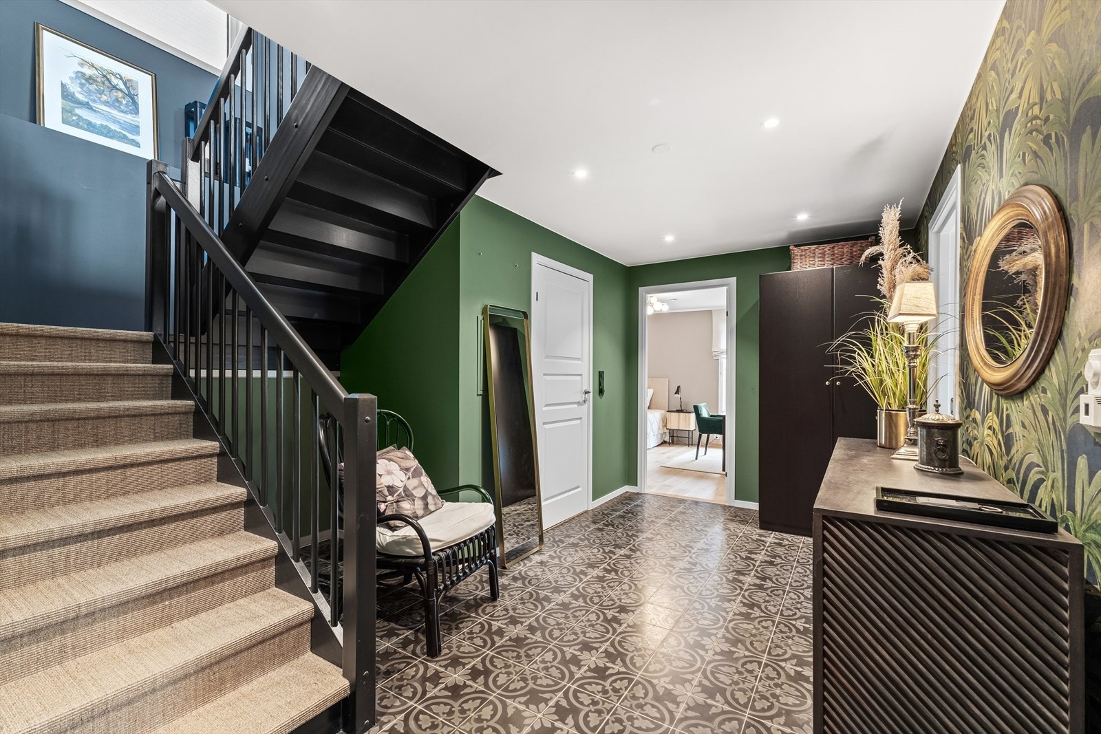 Pen trapp med sisalteppe i trinnene og en praktisk skyvedørsgarderobe under trappen. Hallen i 1.etg har varmekabler og er flislagt med historiske fliser. Galleribilde