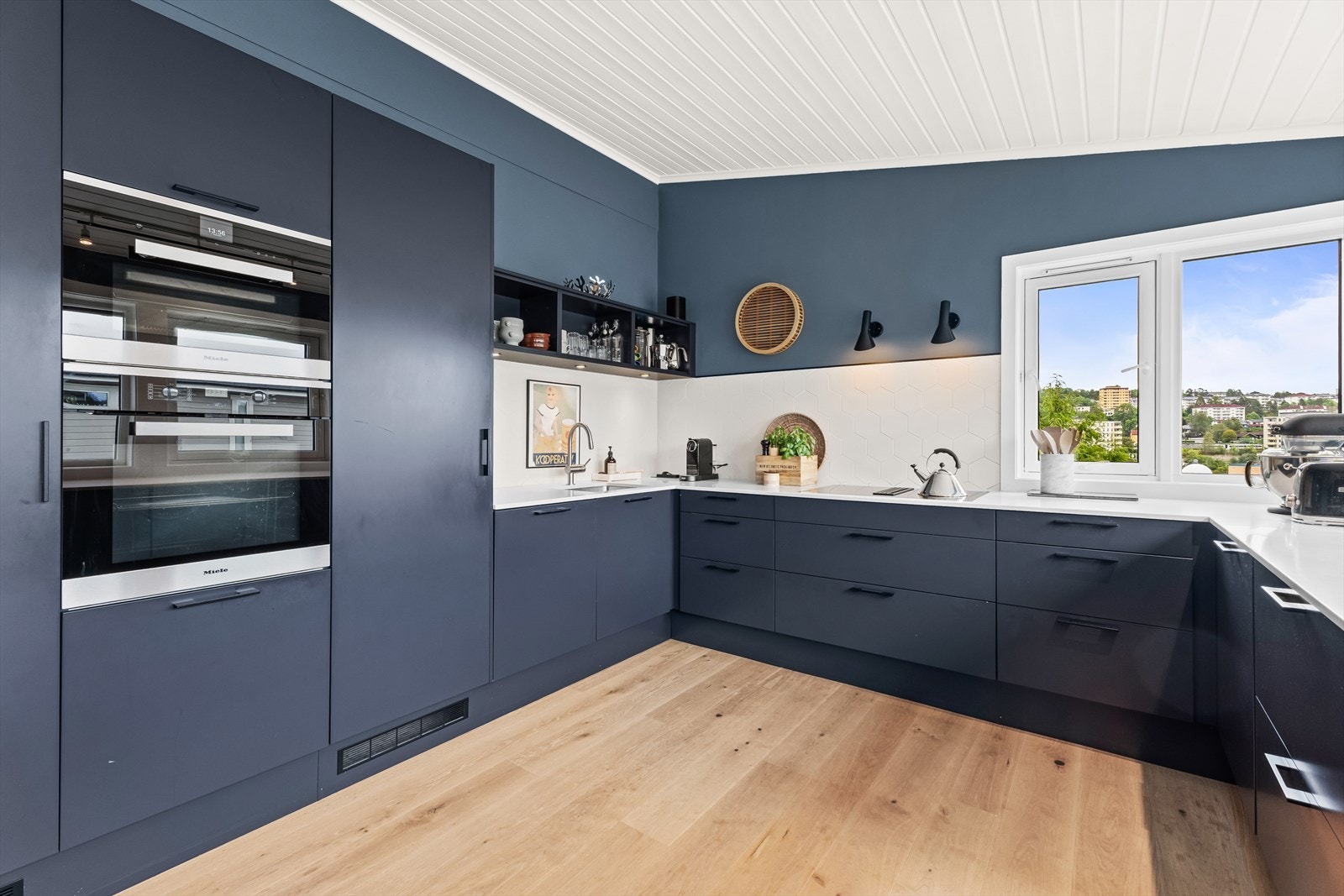 Stilrent og moderne HTH-kjøkken fra 2019 med integrerte hvitevarer fra Miele og komposittstein benkeplate. Galleribilde