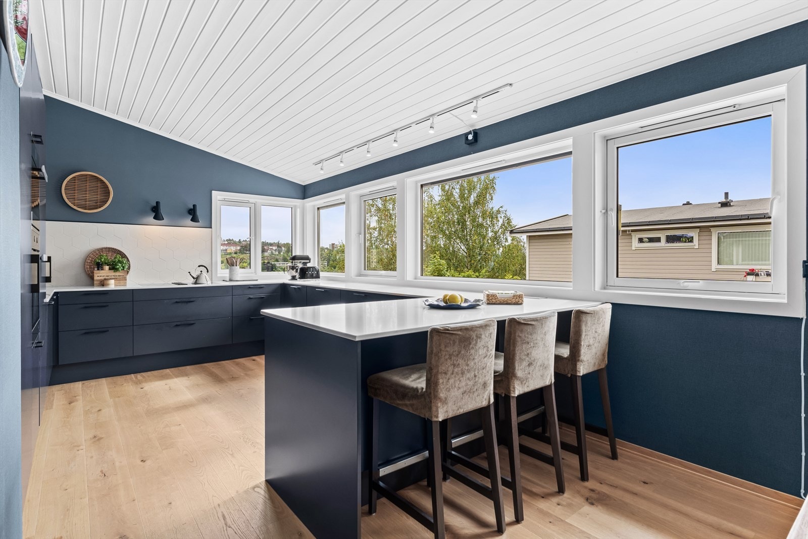 Kjøkkenet har en gjennomtenkt og praktisk utforming med svært god benkeplass, avsluttet med en barløsning mot spisestuen. Galleribilde