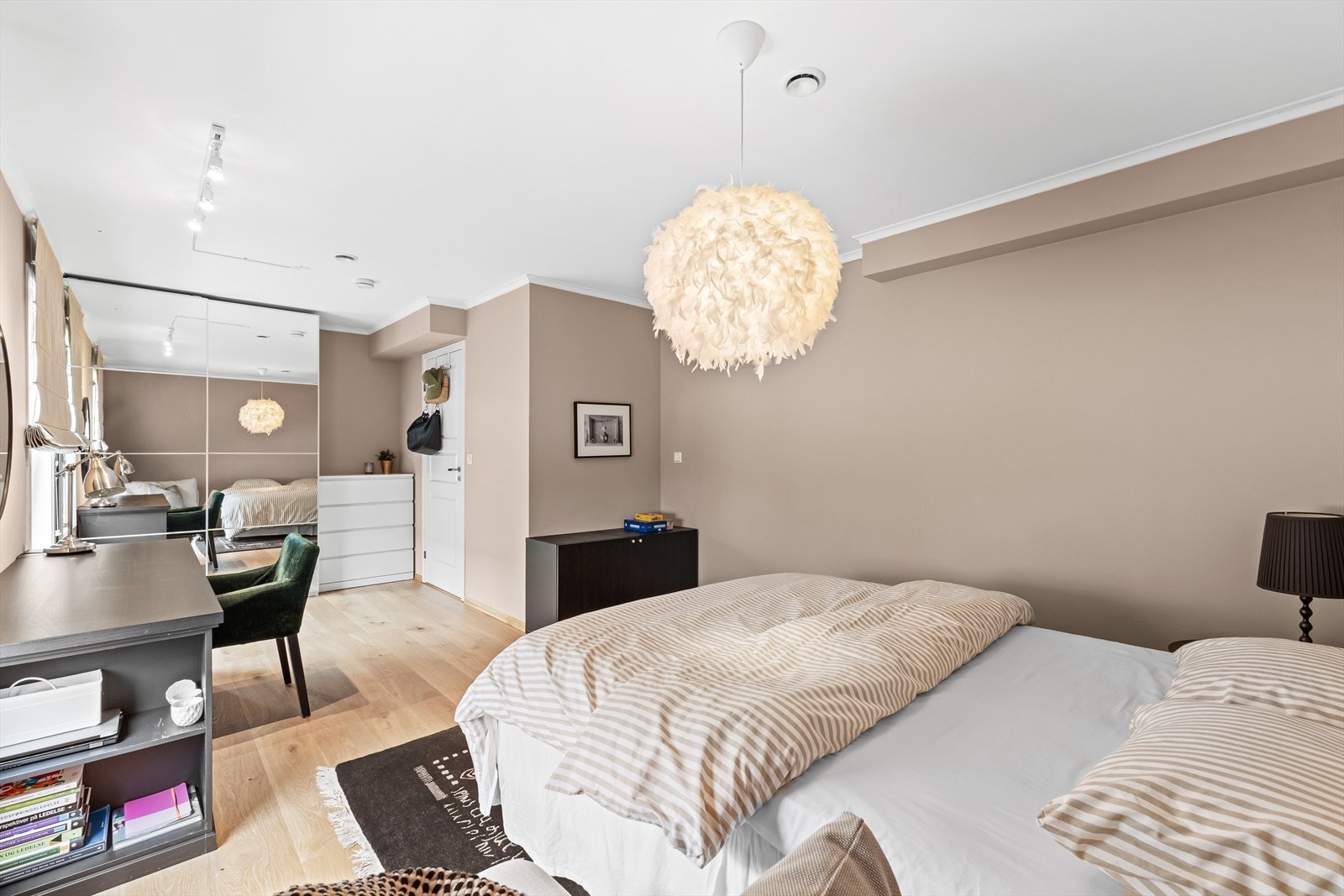 Stort soverom på ca. 19 m² (opprinnelig 2 soverom, se alternativ planløsning). Galleribilde