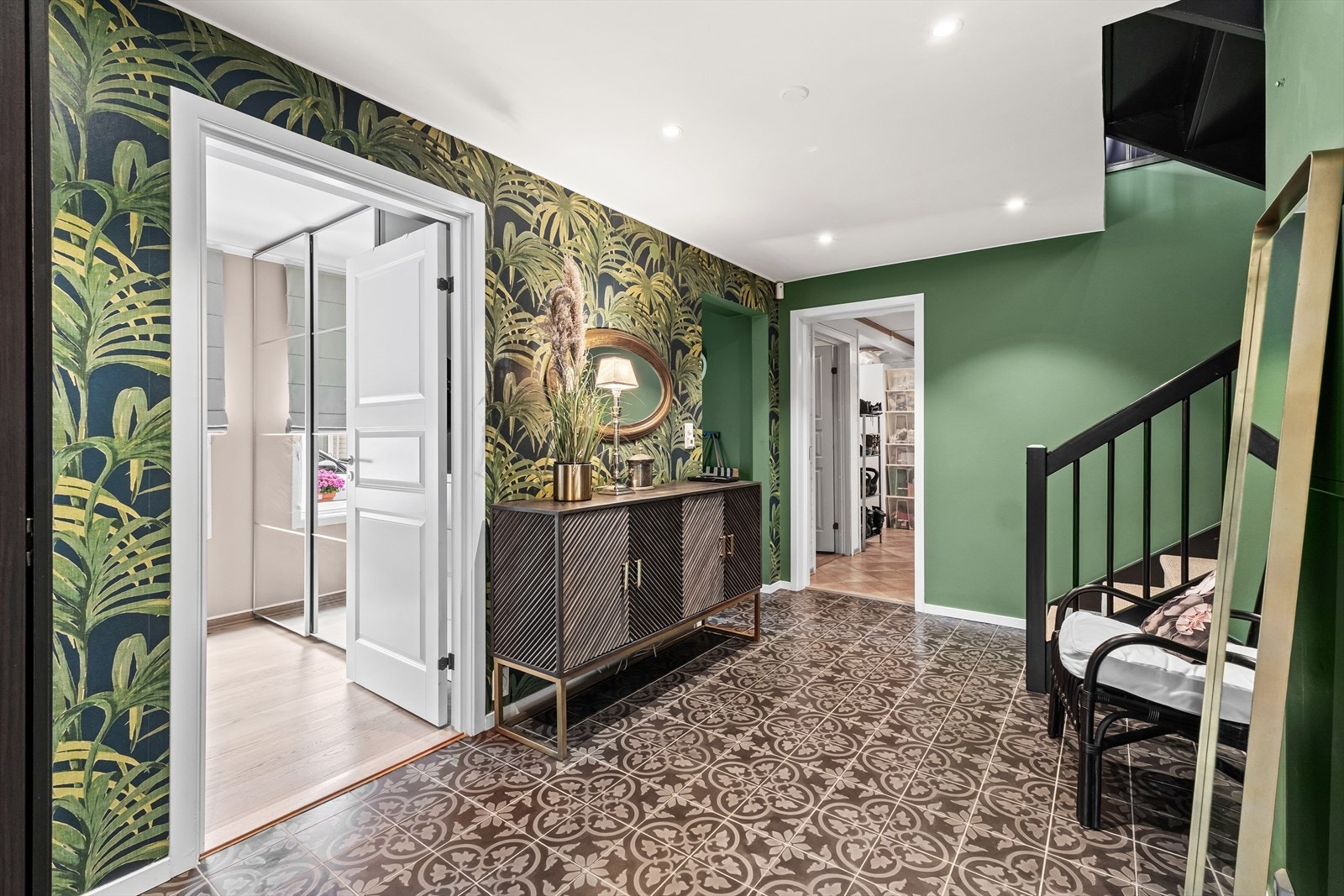 House of Hackney-tapet i hallen i 1.etg. Adkomst til bod/vaskerom og bod/sluse med direkte adkomst til garasjen. Galleribilde