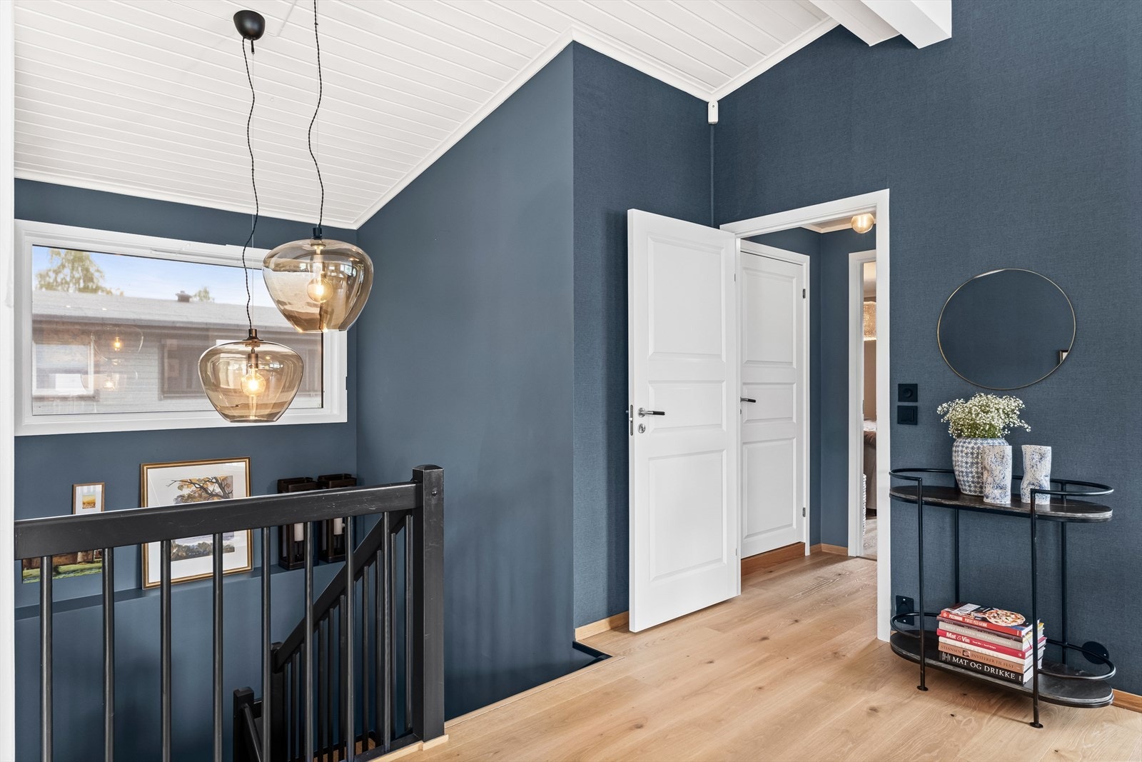 Boligen har 2 bad og 3 soverom (mulighet for 4 soverom), det ene badet og soverommet ligger i 2.etg. Galleribilde