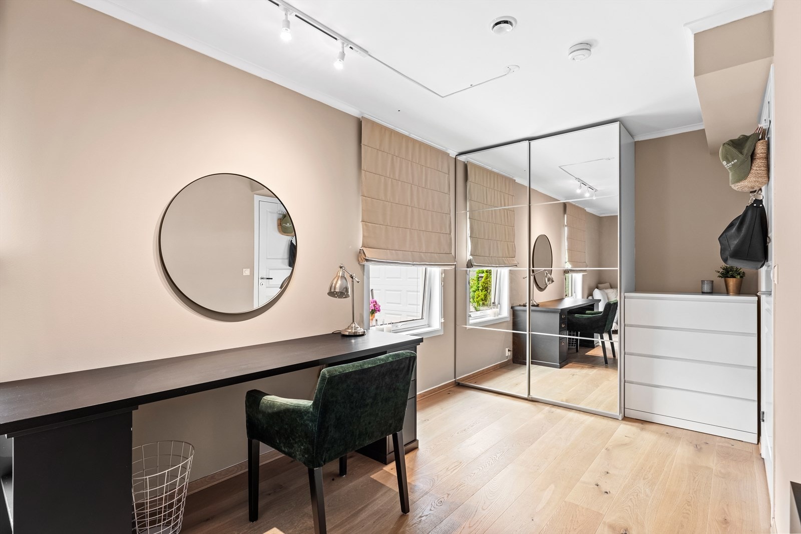 Rommet har i senere tid vært benyttet som tenåringsrom og gjesterom. Stort garderobeskap og god plass til skrivebord. Galleribilde