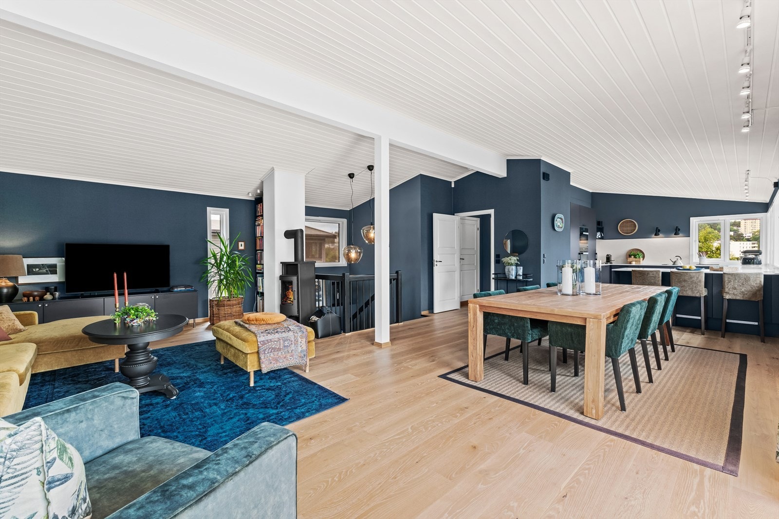 Stort oppholdsrom i boligens 2.etg med stue, spisestue og kjøkken i åpen løsning. Galleribilde