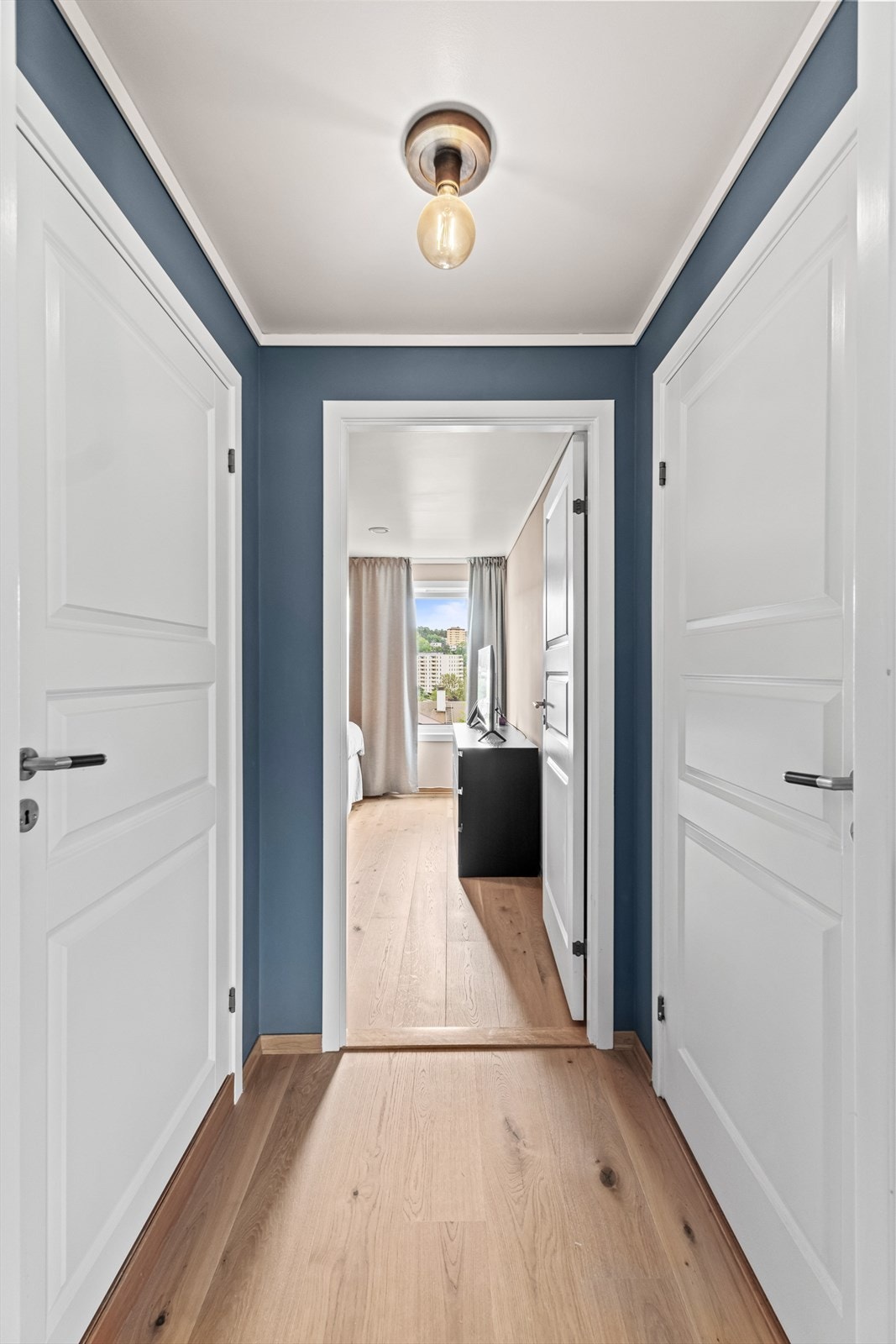 Mellomgang fra stuen med adkomst til bad, soverom og bod/teknisk rom. Balansert ventilasjon i hele boligen. Galleribilde