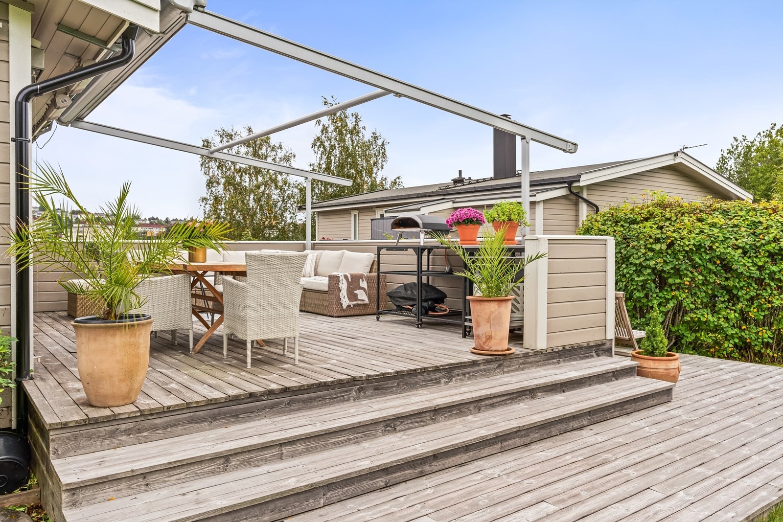 Bred og fin trapp med videre adkomst til hagen og videre ned til gårdsplassen rundt hjørnet. Galleribilde