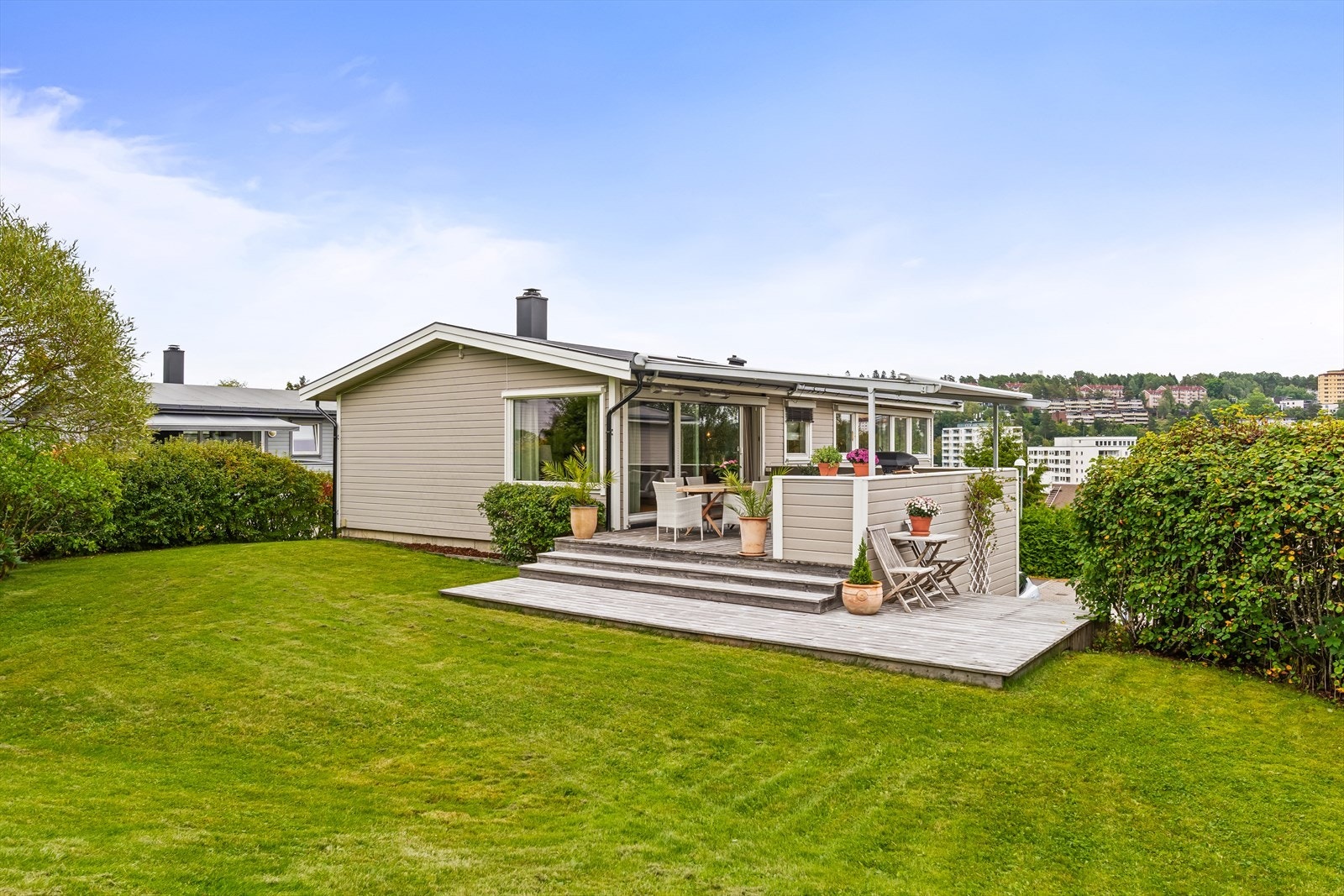 Stor og fin hage med plass til lek og moro. Galleribilde