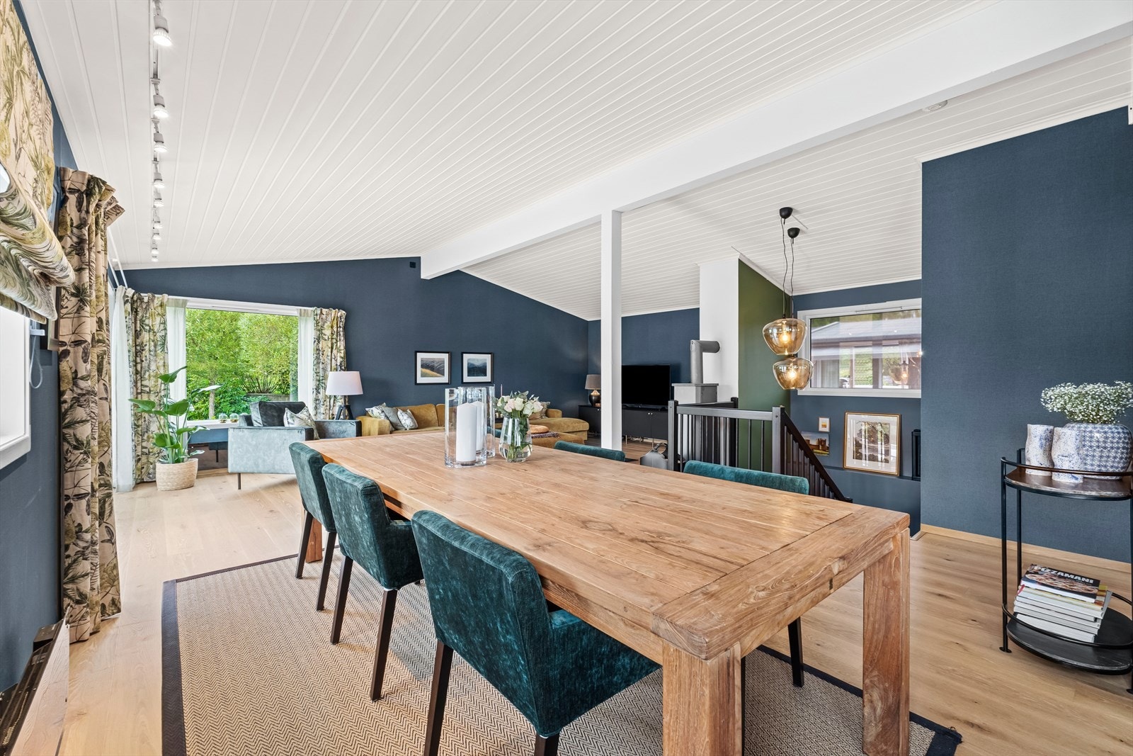 God plass til langbord i stuen. God romfølelse med opptil 3,1 meter takhøyde. Galleribilde