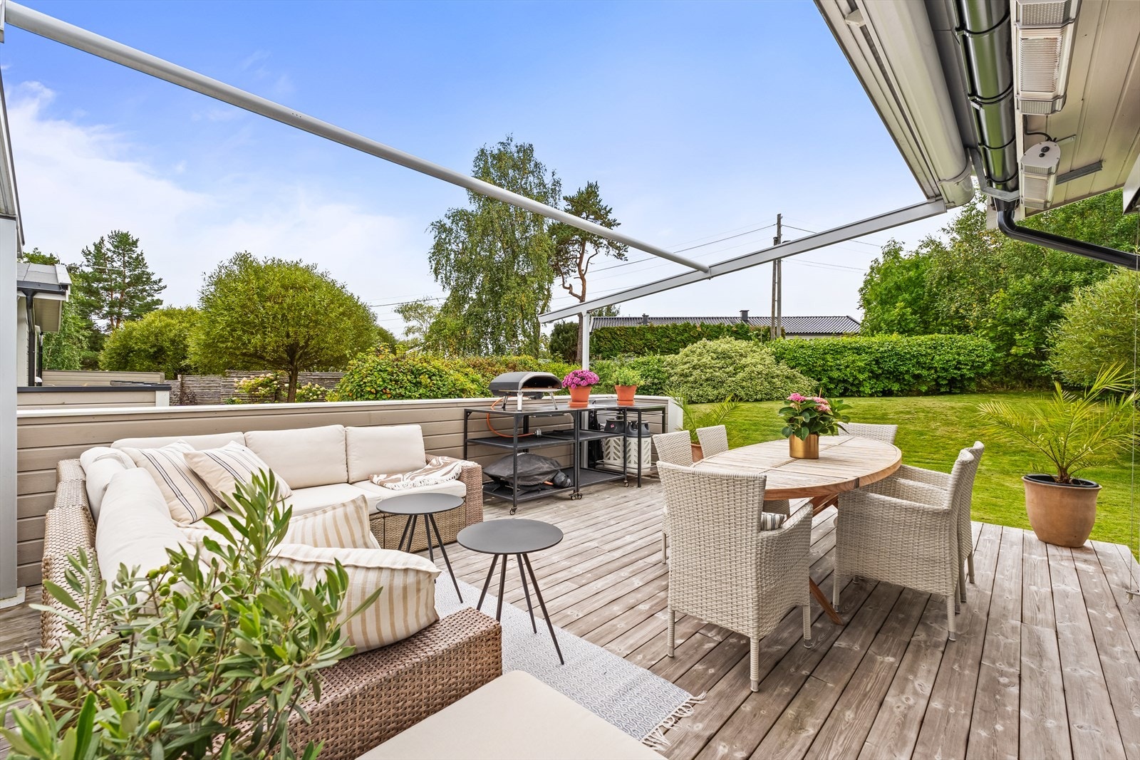 Sydvestvendt og solrik terrasse på ca. 35 m² med svært solid og praktisk pergola med elektrisk tak. Galleribilde