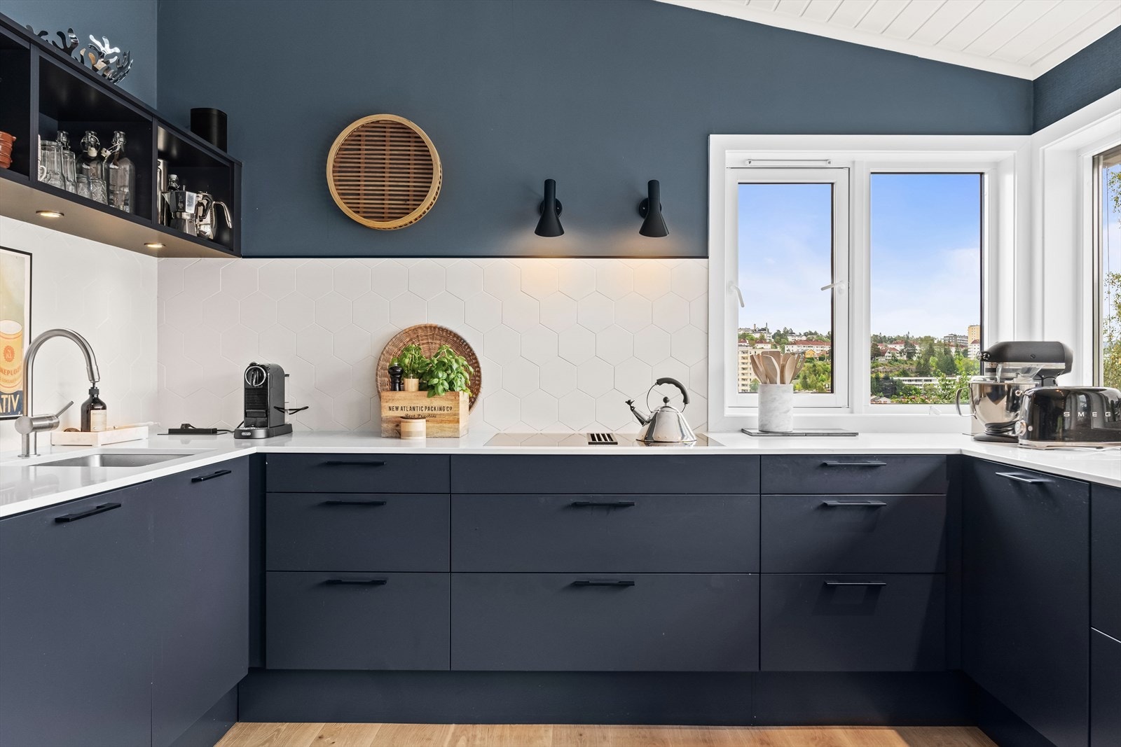 Underlimt oppvaskkum, kjøkkenkran med uttrekksfunksjon og planlimt induksjonstopp med integrert ventilator. Galleribilde