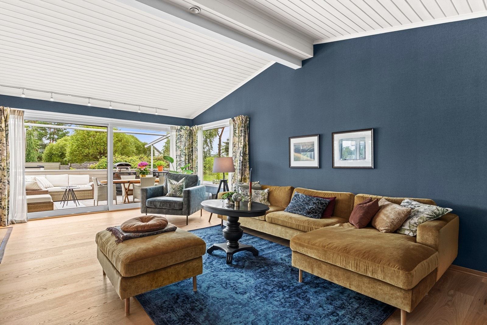 God takhøyde, store vindusflater og utgang til terrasse. Galleribilde