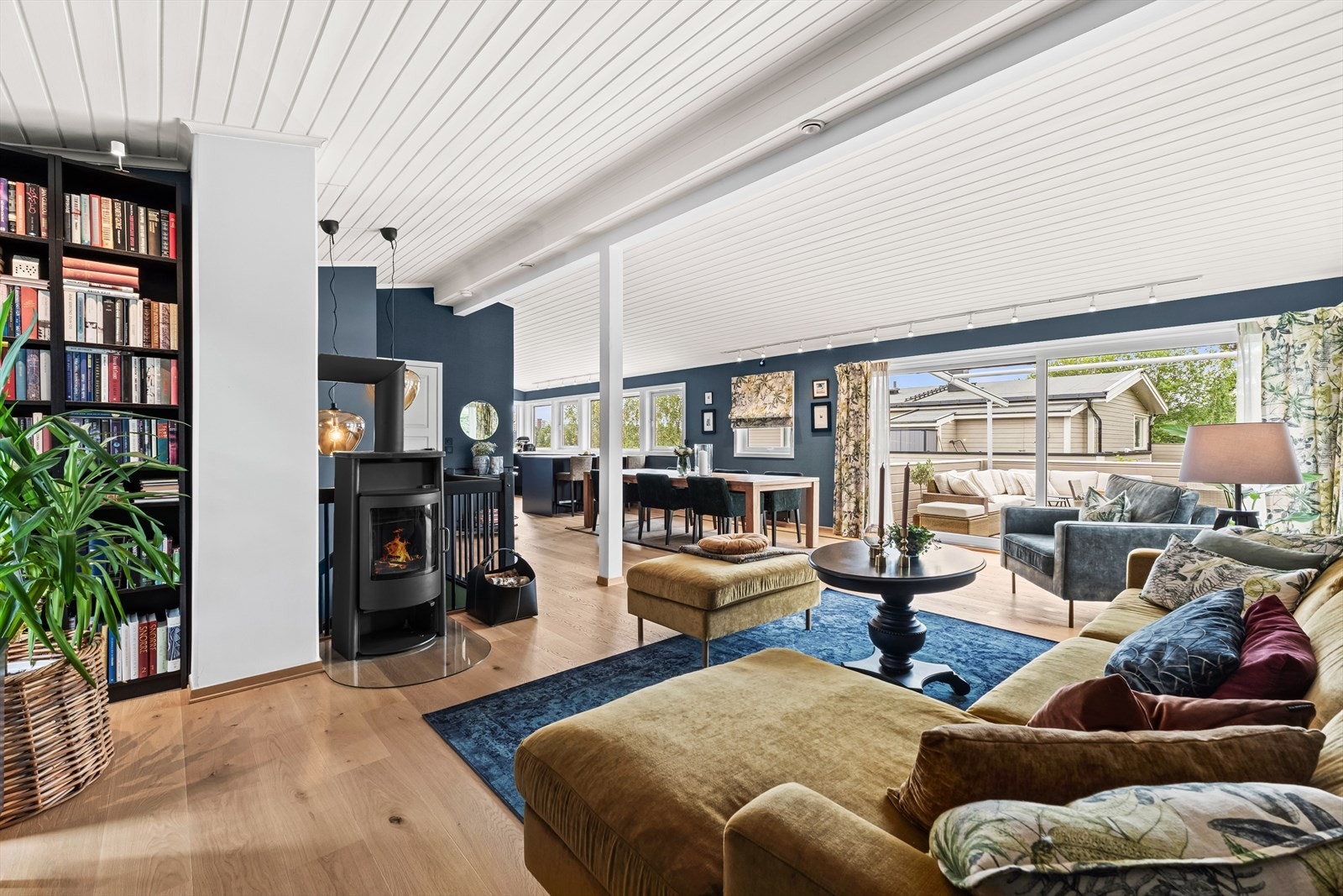 Svært lys og sosial planløsning. Terrassen har adkomst fra stuen via en bred skyvedør. Galleribilde