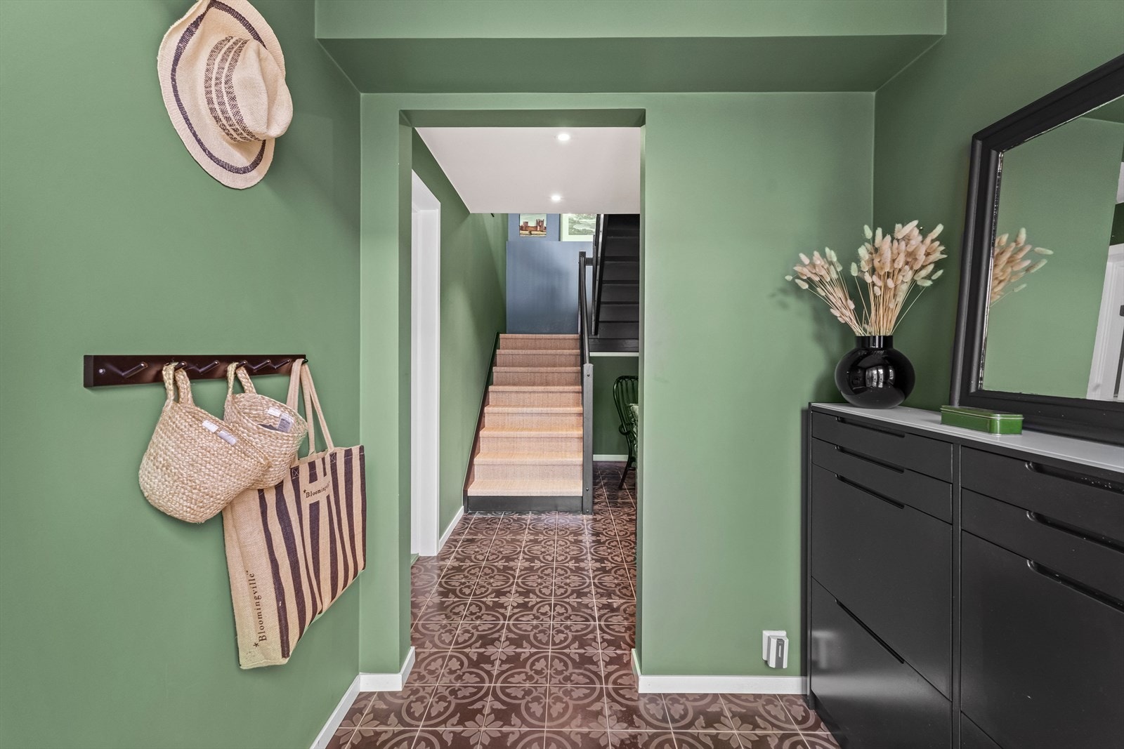 Entré/vindfang med plass til knaggrekke og skoskap. Velkommen til visning! Galleribilde