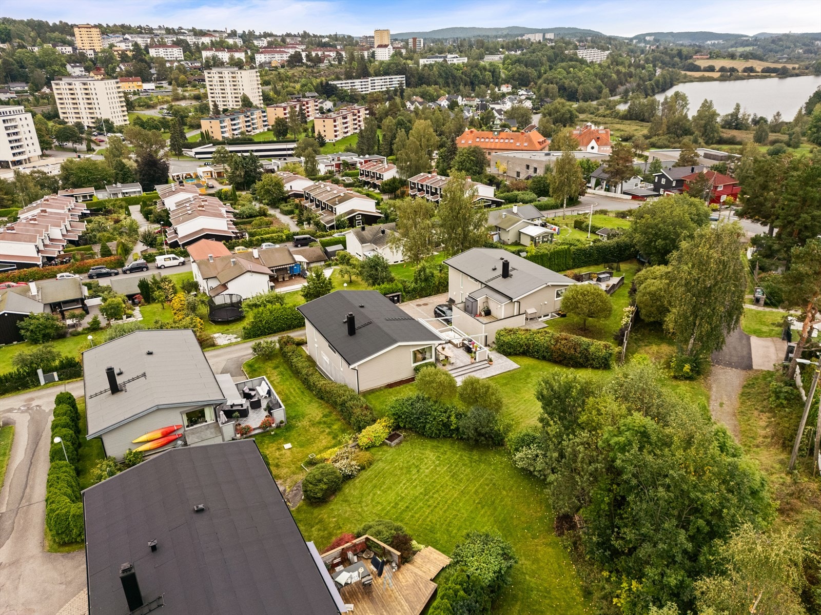 Dronebilde mot sydøst med kort vei til barnehage, nærsenter, og T-bane. Galleribilde